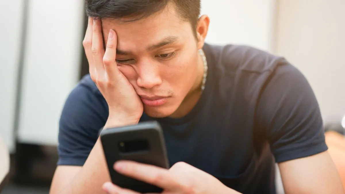 Người dùng điện thoại đang lướt web, minh họa việc bị cuốn vào màn hình