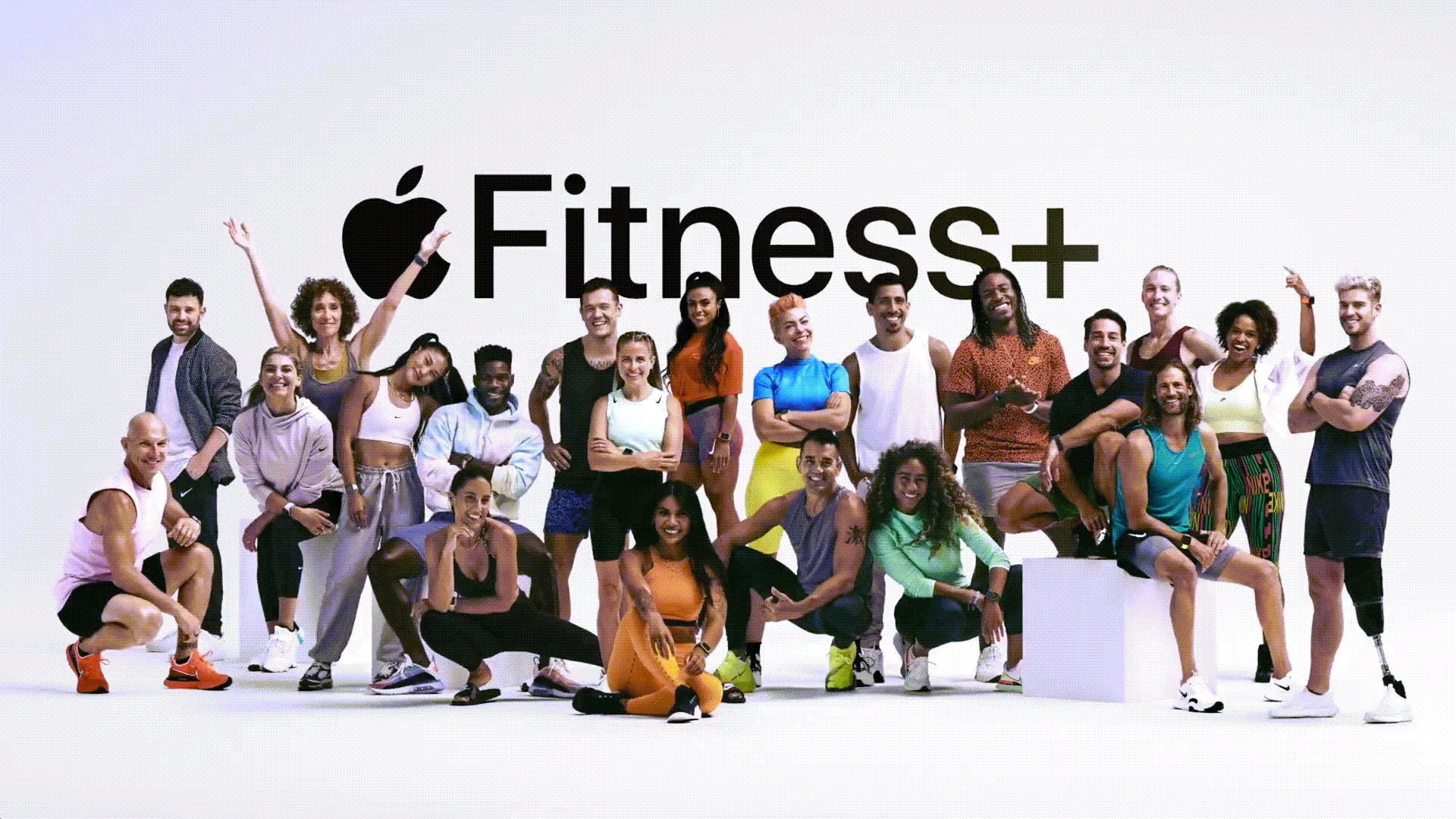 Nhóm huấn luyện viên Apple Fitness+ trước logo dịch vụ