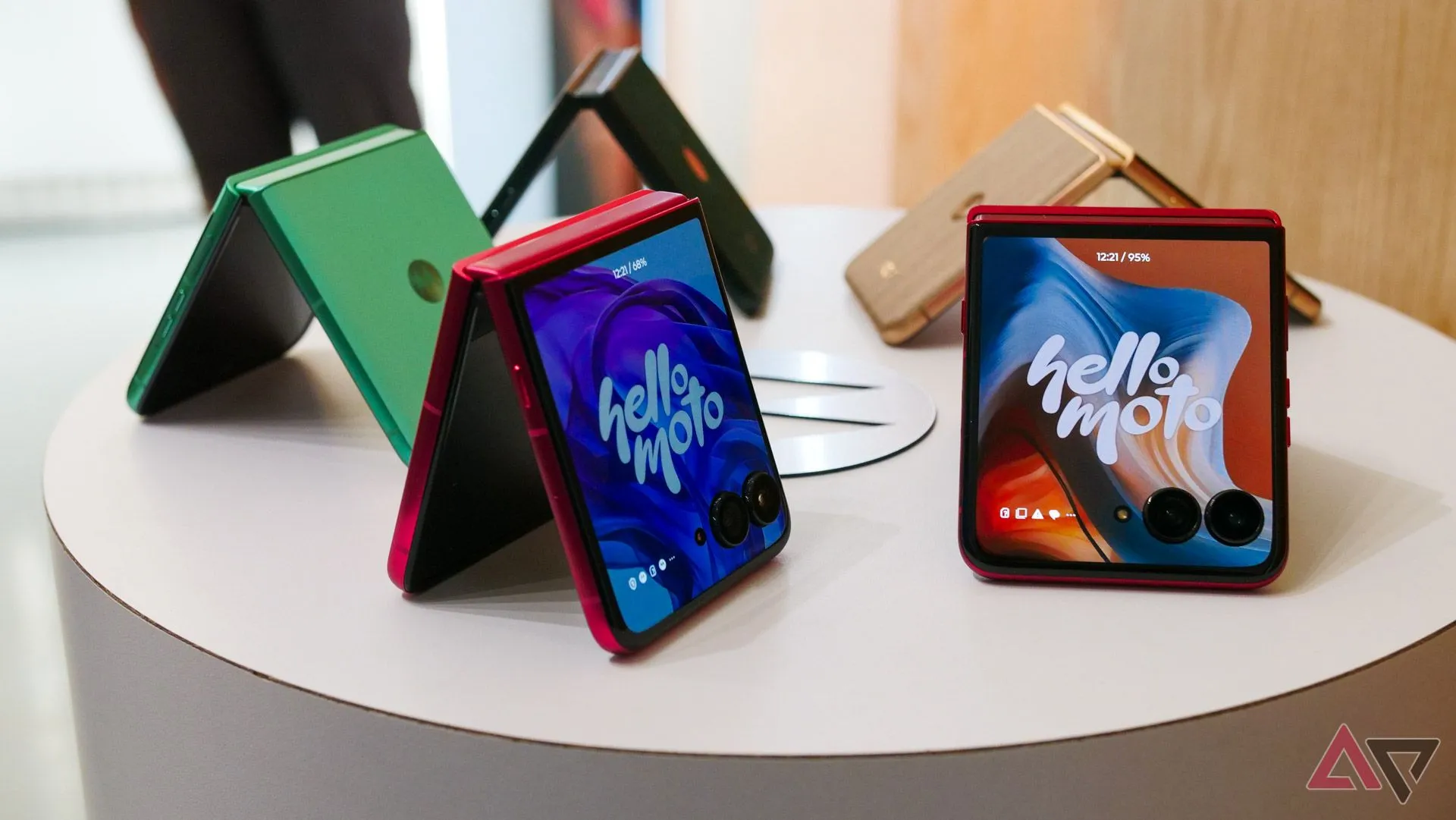 Thiết kế màu xanh lá Spring Bud của điện thoại Motorola Razr Ultra 2025 gập lại