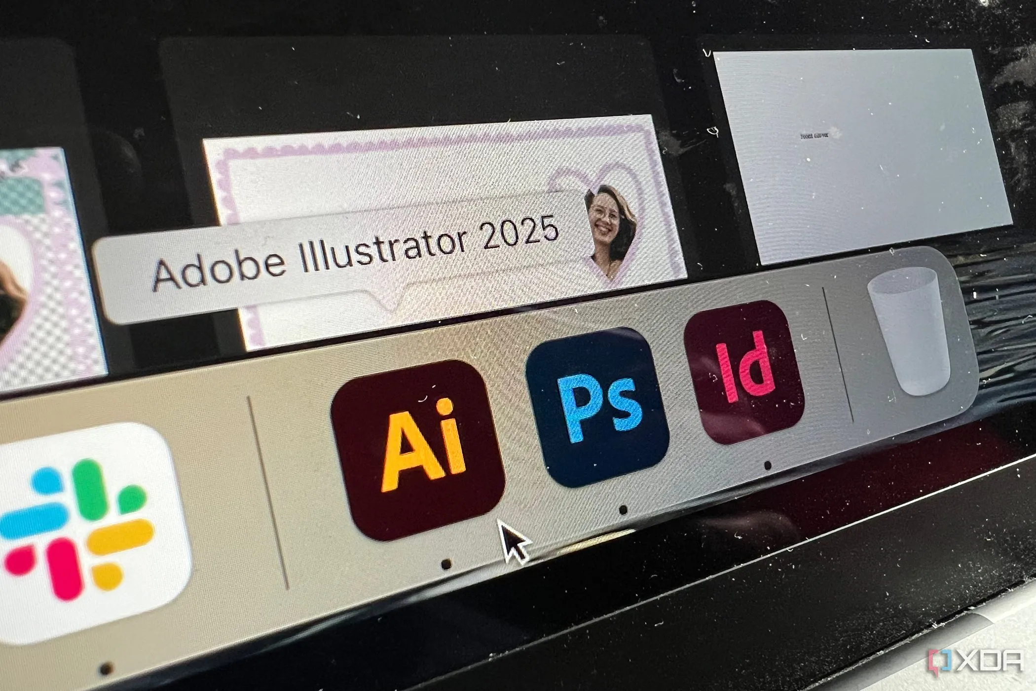 Biểu tượng các ứng dụng Adobe Illustrator, Photoshop và InDesign, đại diện cho bộ công cụ sáng tạo của Adobe.