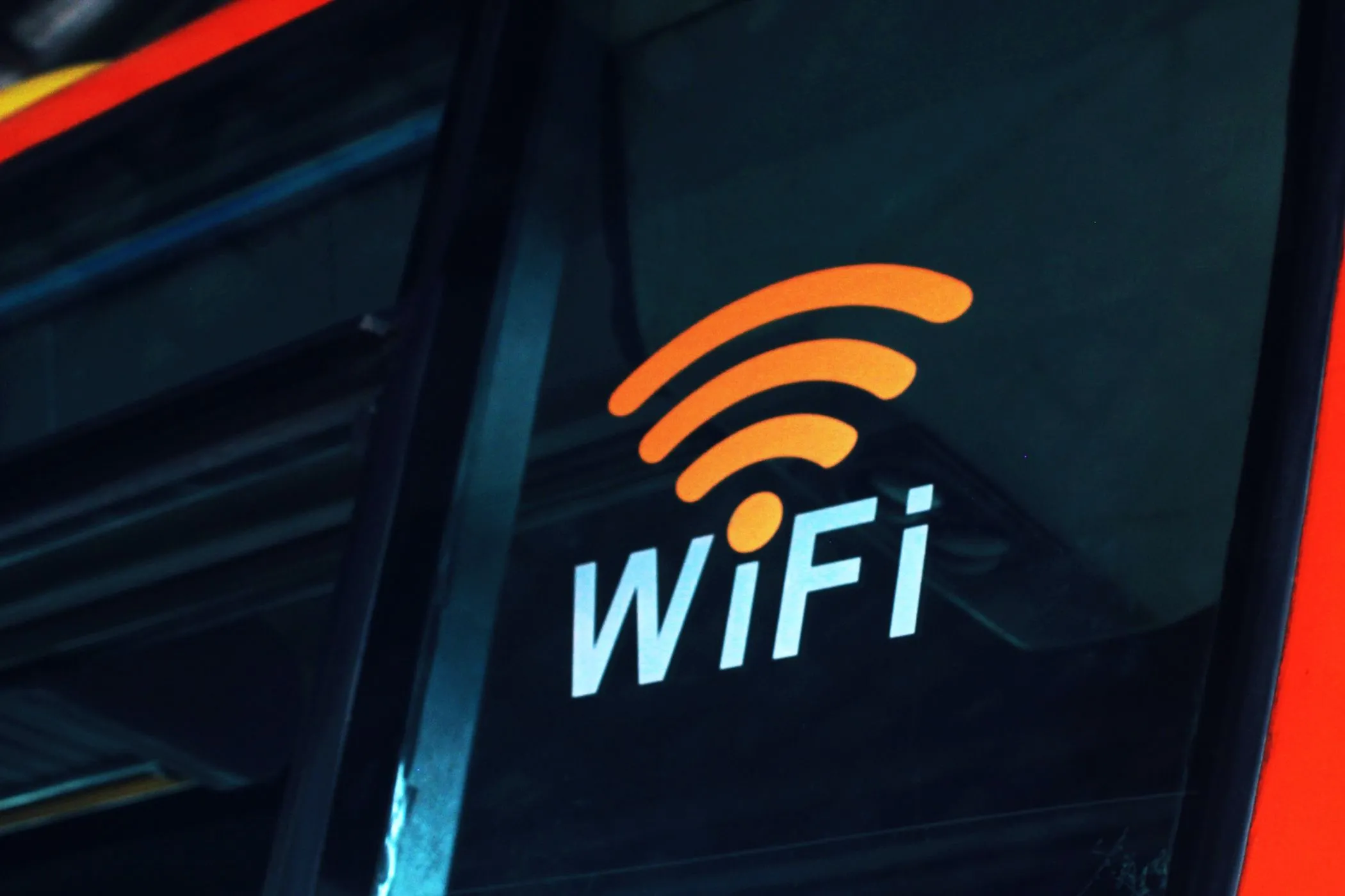Biểu tượng Wi-Fi thể hiện khả năng chia sẻ kết nối internet và tạo điểm phát sóng di động trên máy tính Windows
