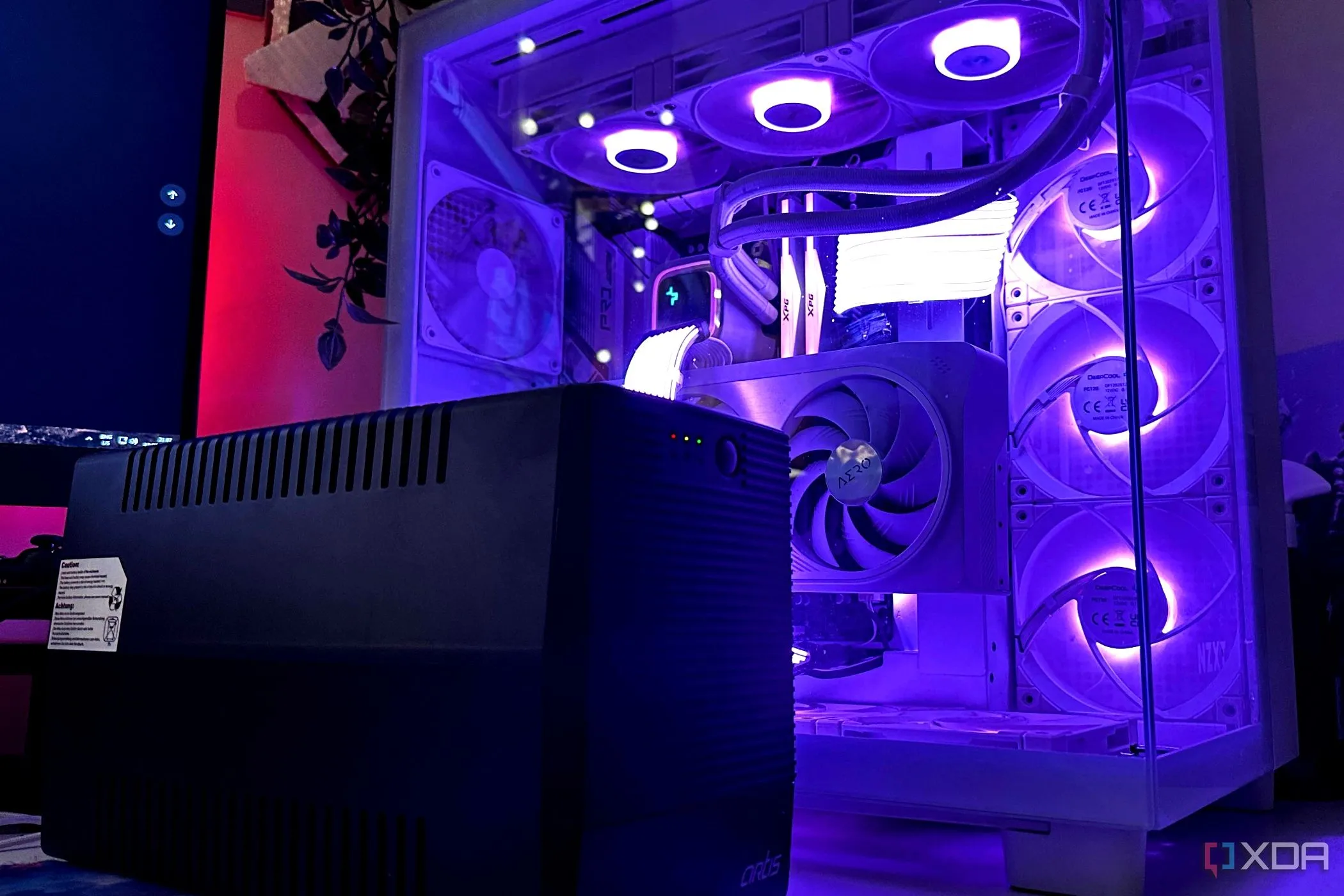 Bộ lưu điện UPS màu đen cạnh thùng máy PC gaming, minh họa vấn đề tiêu thụ điện của GPU.