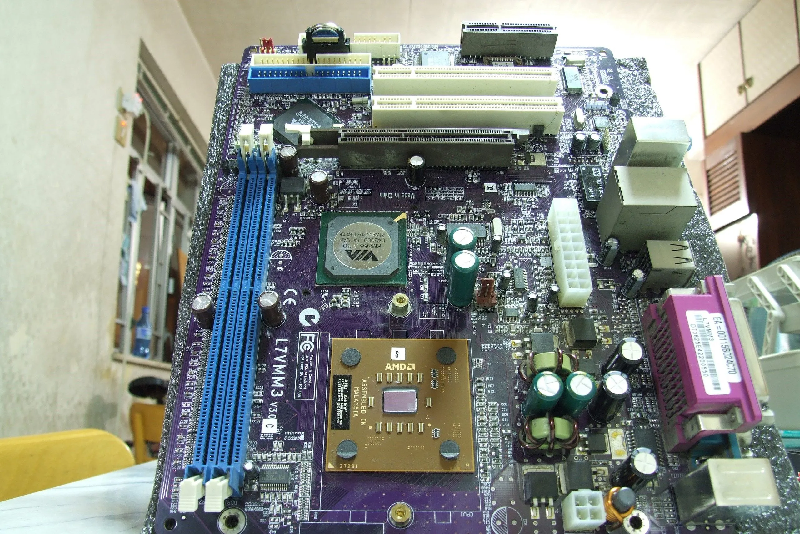 Bo mạch chủ ATX nằm dọc trên bề mặt trắng, minh họa kích thước form factor chuẩn.