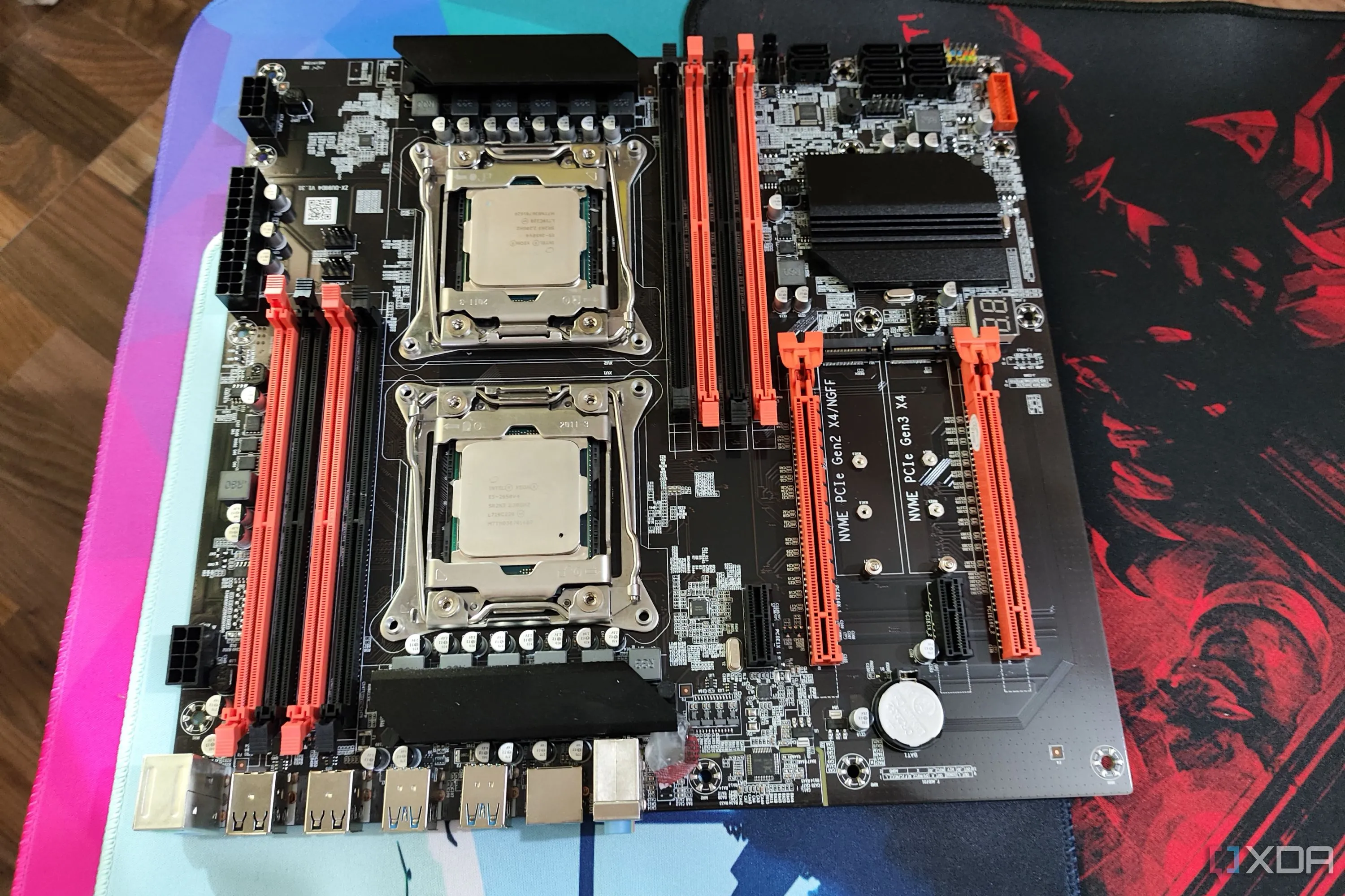Bo mạch chủ server X99 với hai CPU Intel Xeon được lắp đặt, minh họa cấu hình dual-CPU.