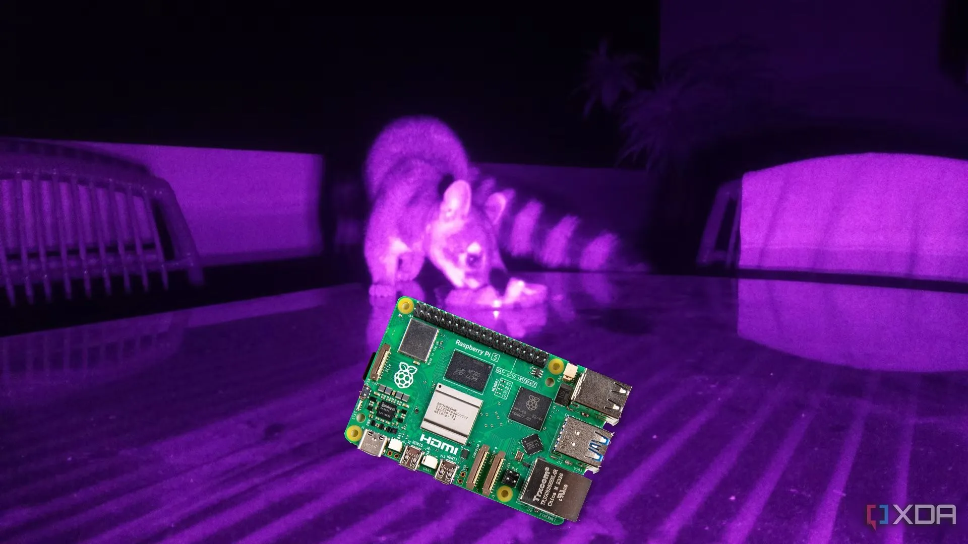Bo mạch Raspberry Pi trên nền tím