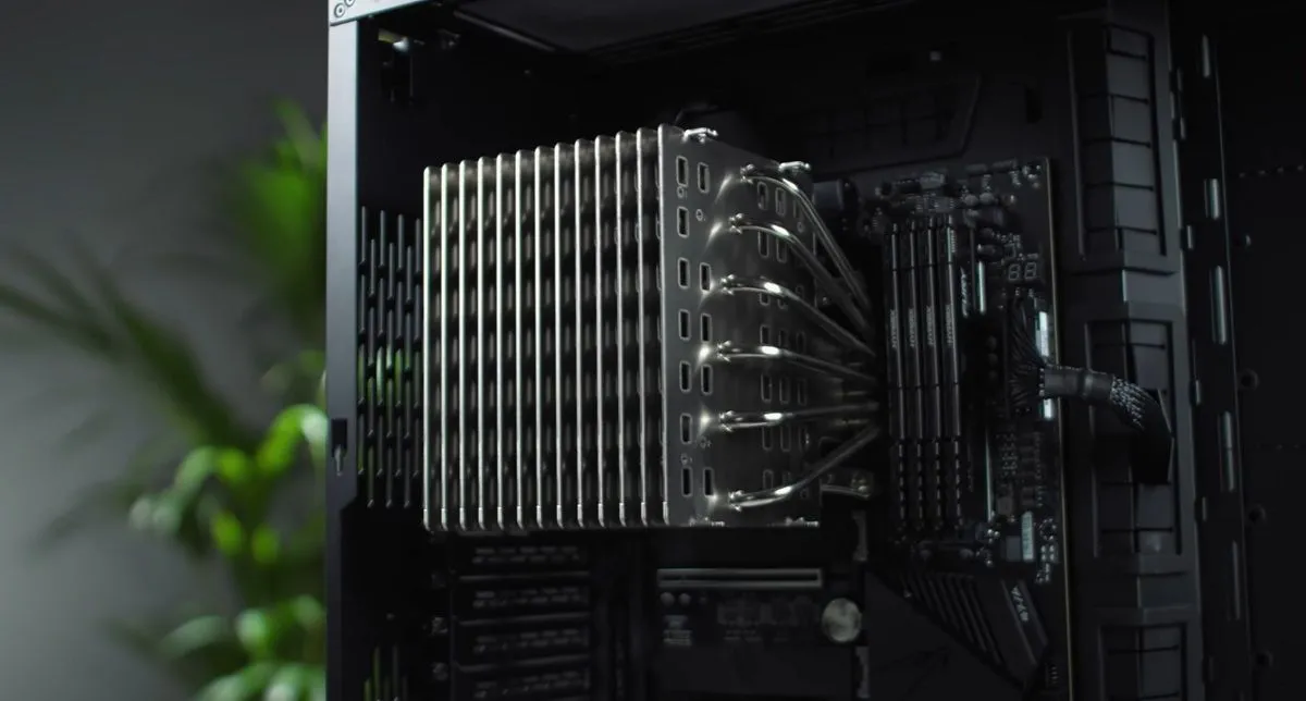 Bộ tản nhiệt khí thụ động khổng lồ Noctua NH-P1 được lắp đặt trong một máy tính, thể hiện khả năng tản nhiệt hiệu quả mà không cần quạt