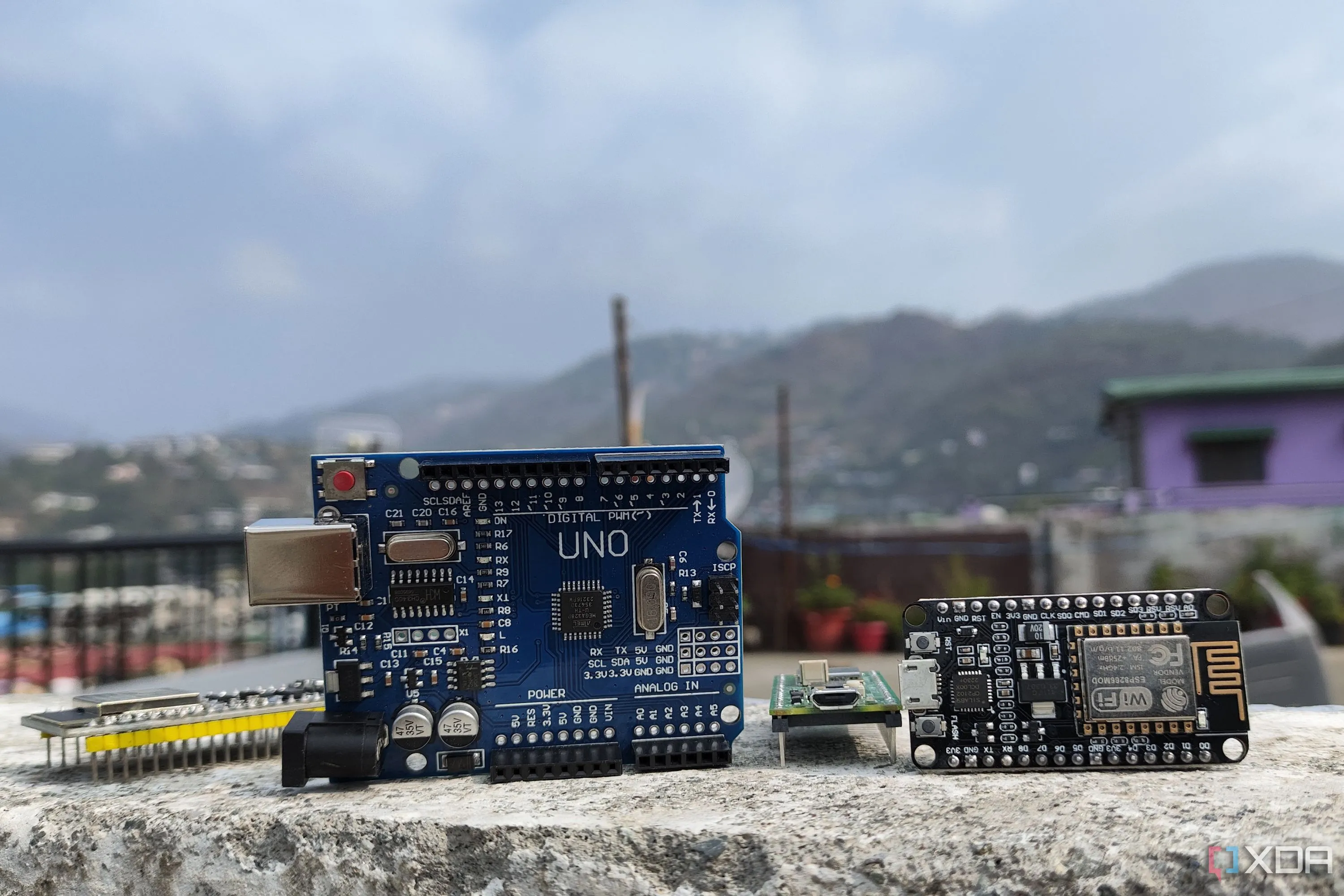 Bộ vi điều khiển Arduino Uno cùng các loại vi điều khiển khác, đại diện cho tiềm năng phát triển các dự án tự động hóa sáng tạo với Node-RED.