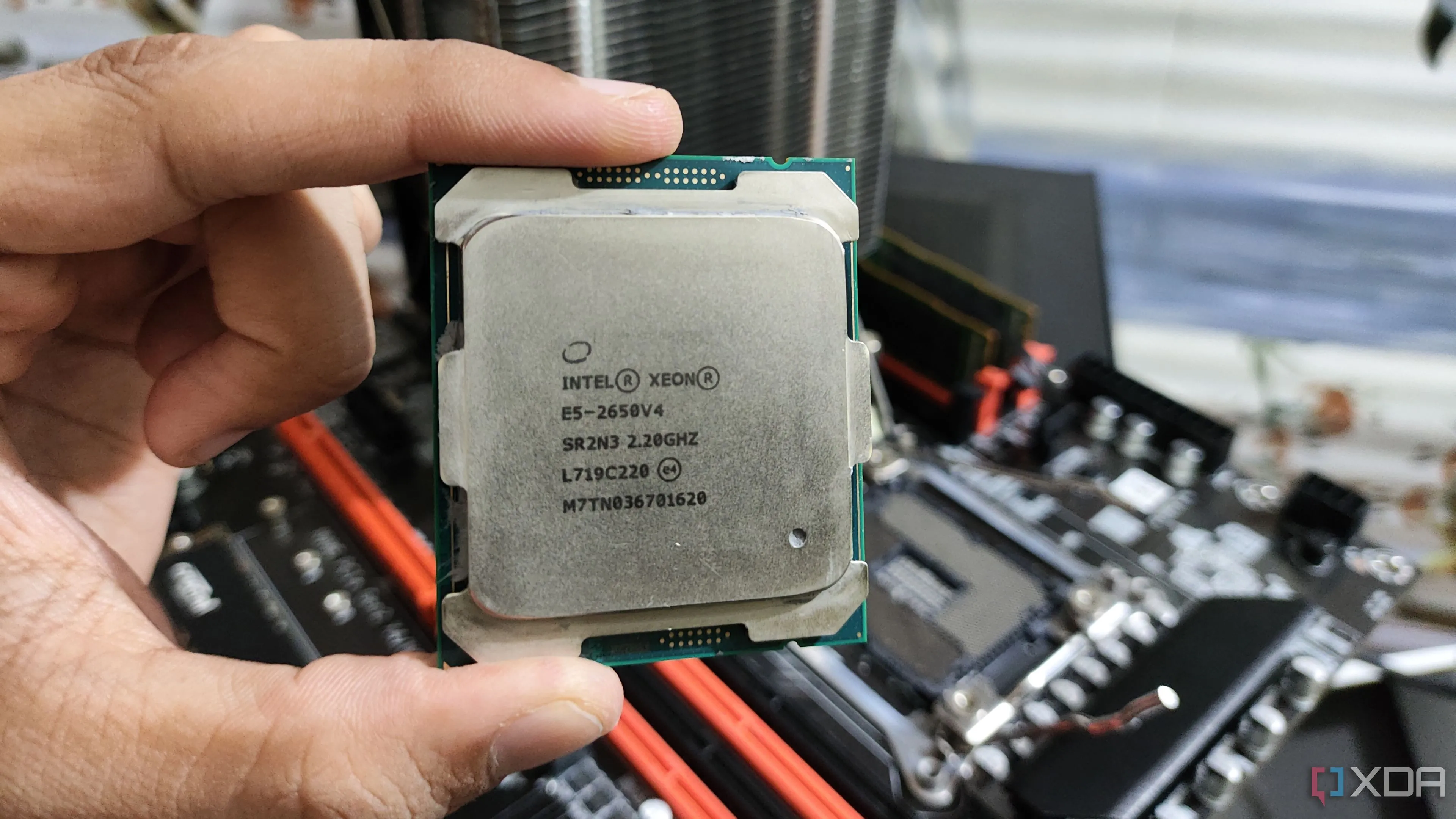 Bộ xử lý Intel Xeon E5-2650 v4 cấp máy chủ, sẵn sàng để lắp đặt.