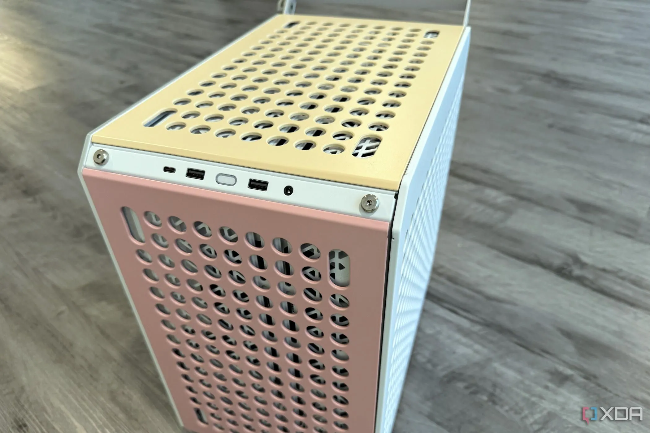 Các biến thể màu sắc của vỏ case Cooler Master Qube 500, cho thấy sự đa dạng trong lựa chọn thẩm mỹ khi xây dựng PC.