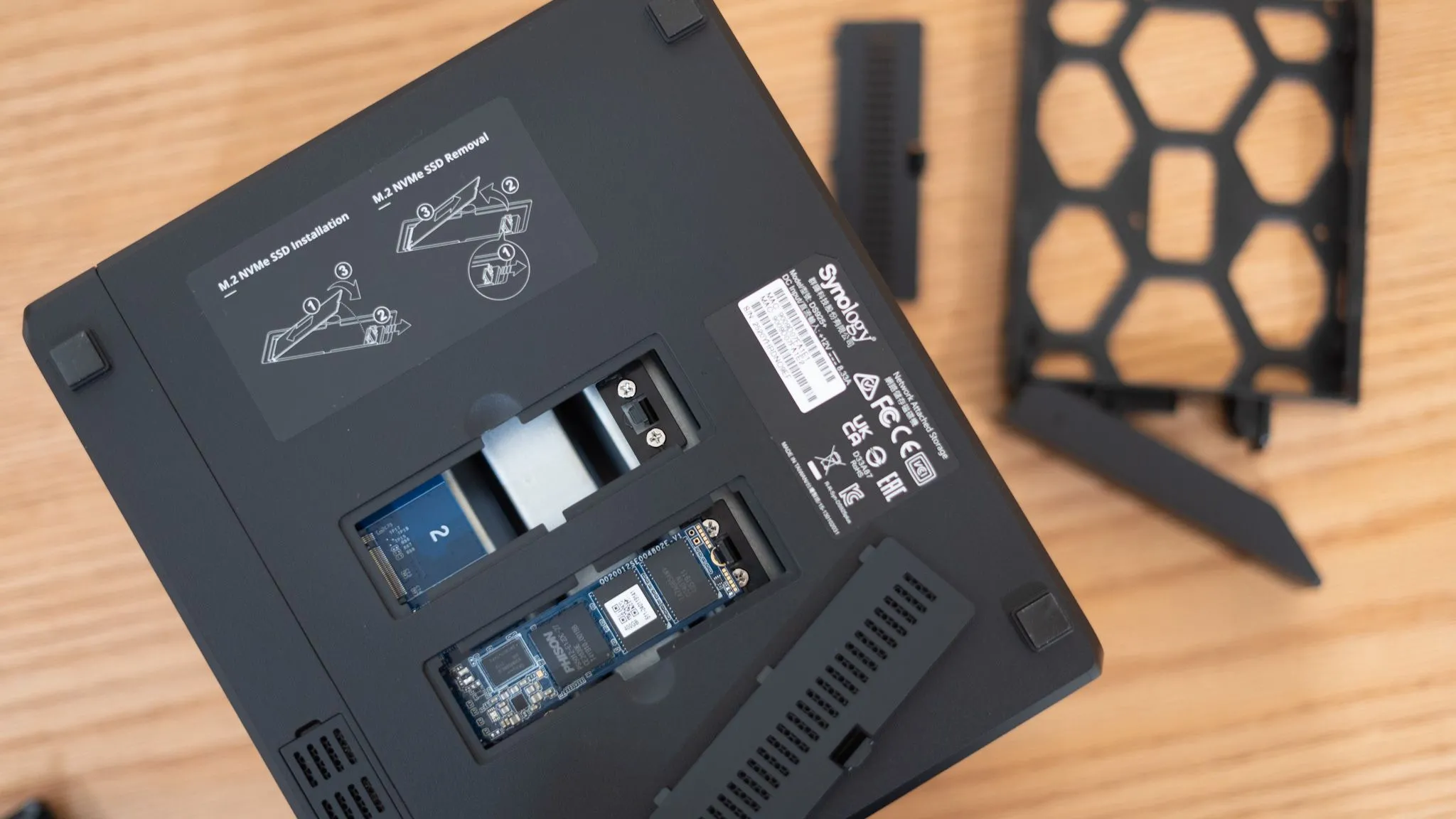 Các khe cắm NVMe trên thiết bị NAS Synology DS925+ thể hiện khả năng mở rộng lưu trữ và hiệu suất cao.