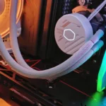 Các linh kiện bên trong một chiếc máy tính gaming với hệ thống đèn RGB bắt mắt.