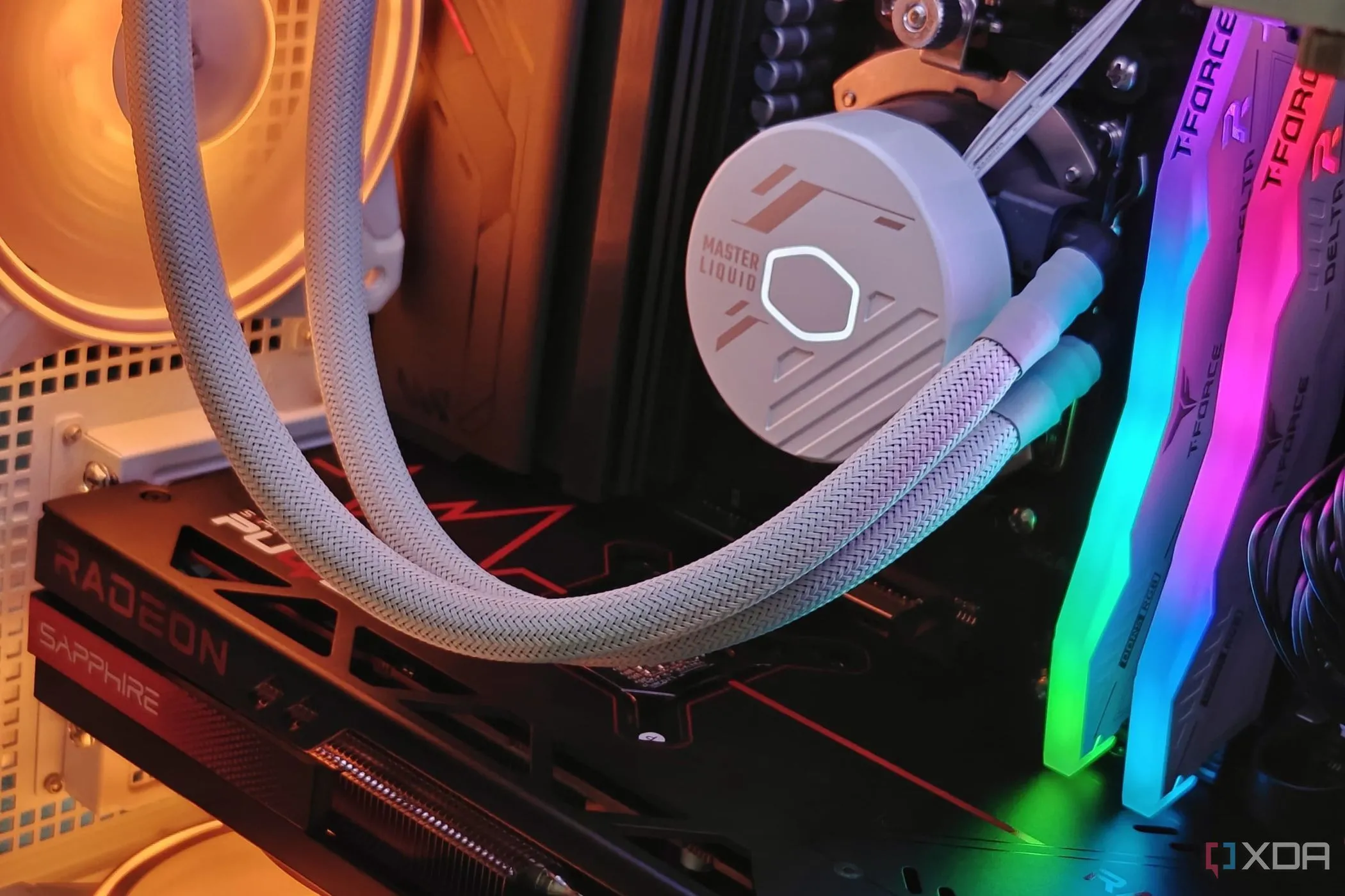 Các linh kiện bên trong một chiếc máy tính gaming với hệ thống đèn RGB bắt mắt.
