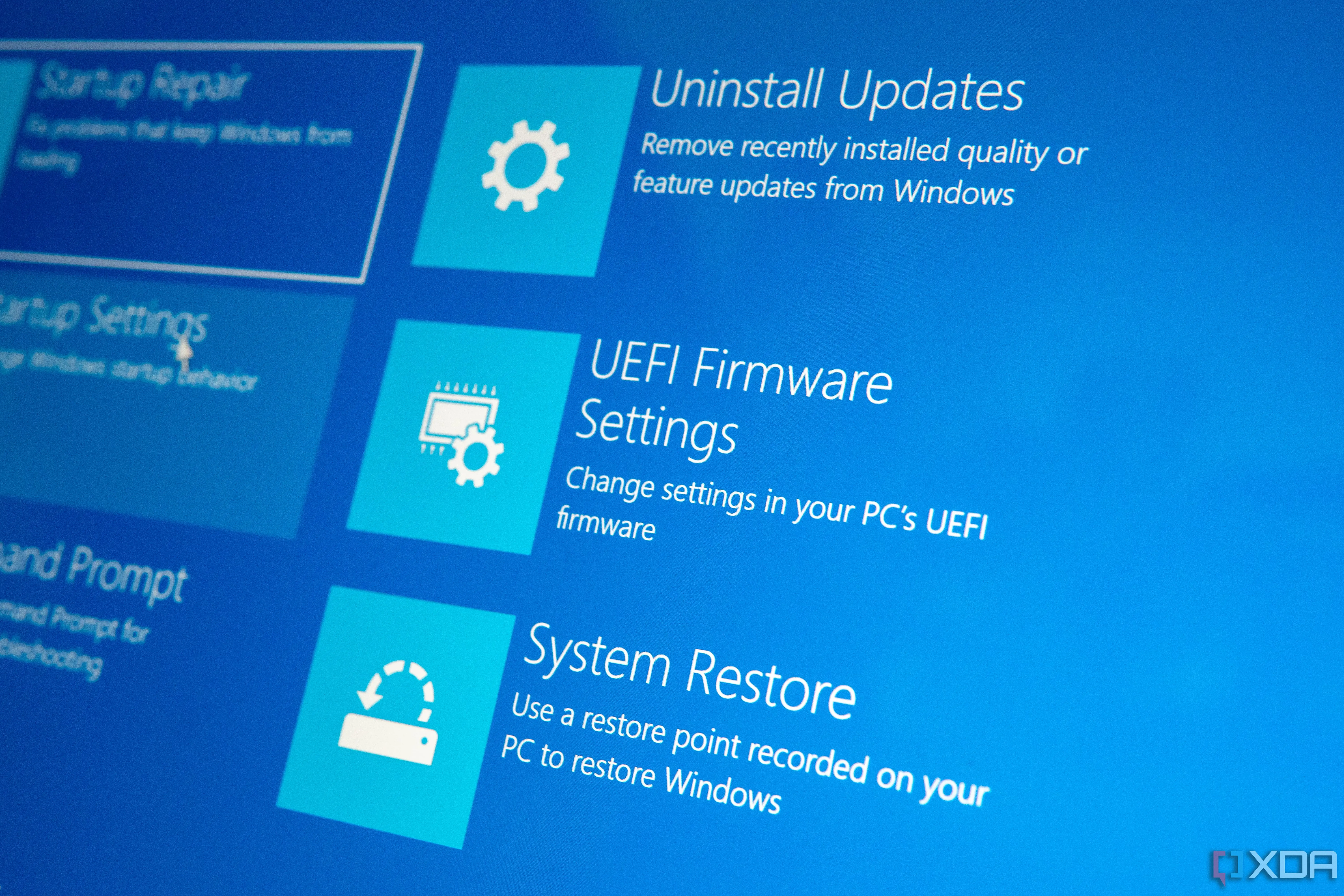 Cài đặt UEFI Firmware trong Windows Recovery Environment, minh họa sự phức tạp của việc quản lý bootloader trong dual-boot