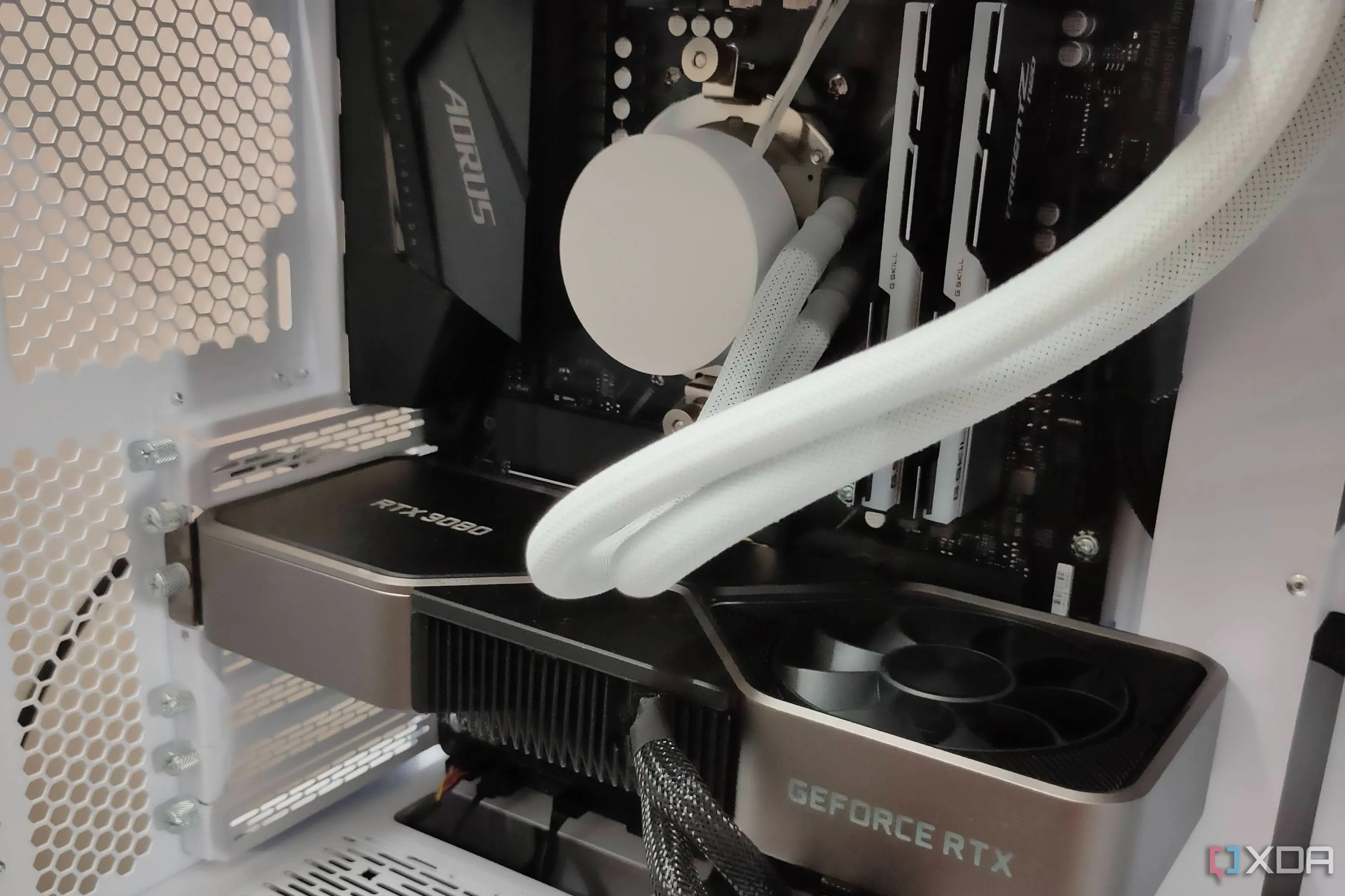 Cận cảnh card đồ họa GeForce RTX 3080 FE được lắp đặt bên trong một case máy tính gaming.