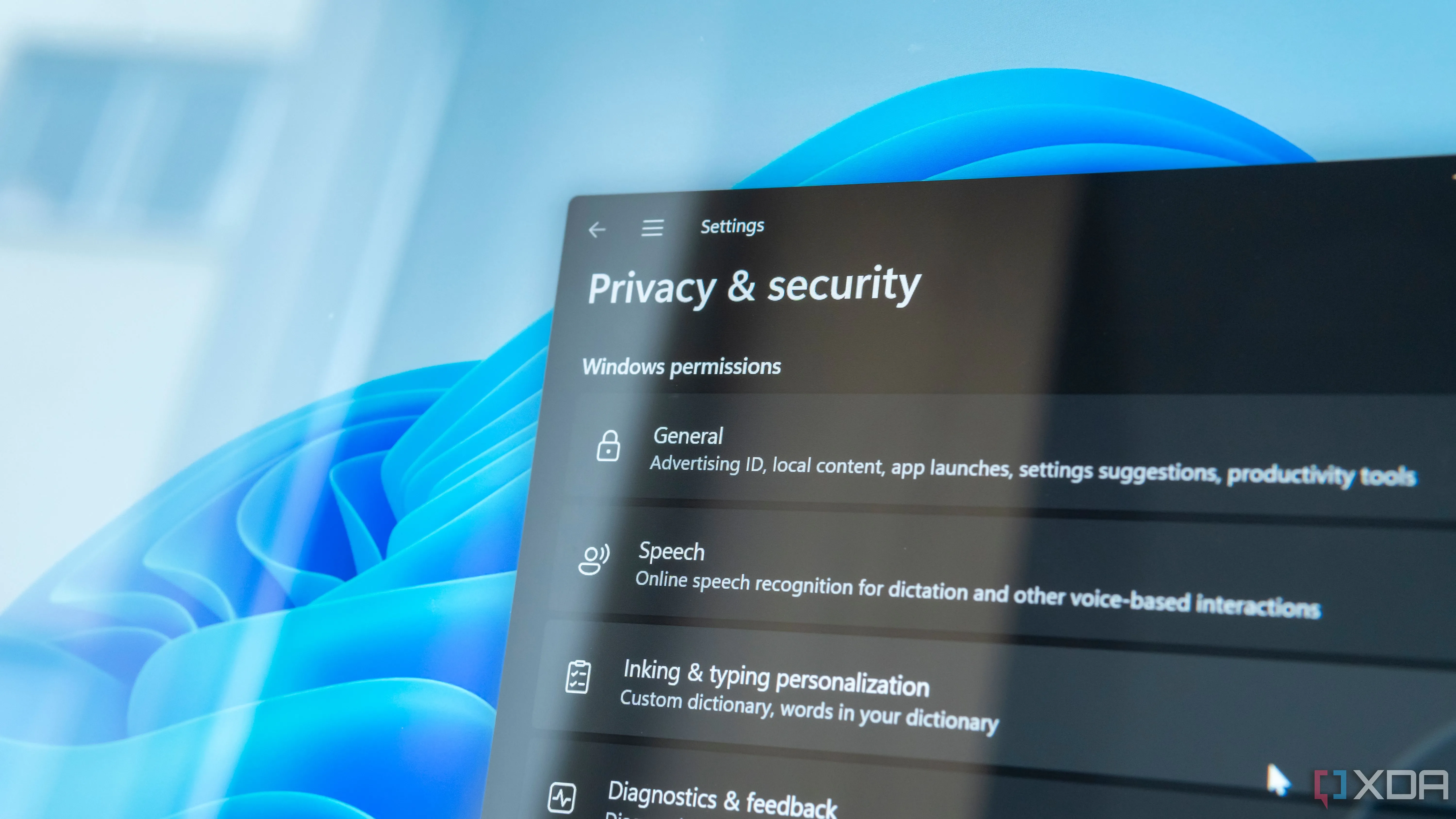 Cận cảnh màn hình máy tính hiển thị cài đặt quyền riêng tư và bảo mật trong Windows 11, với văn bản &quot;Quyền và bảo mật&quot;, minh họa việc kiểm soát dữ liệu.