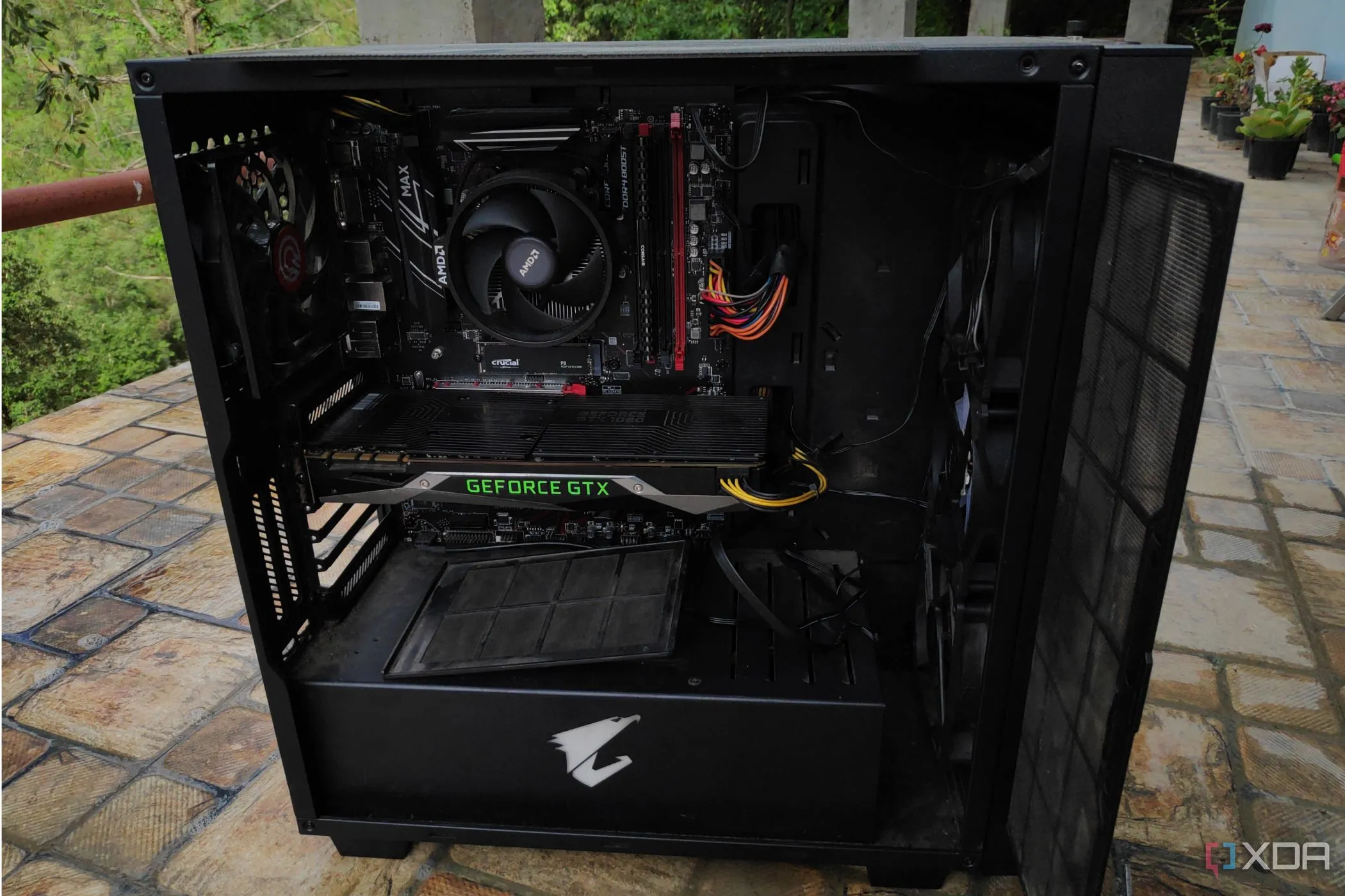 Cận cảnh mặt trước một chiếc máy tính PC bám đầy bụi bẩn