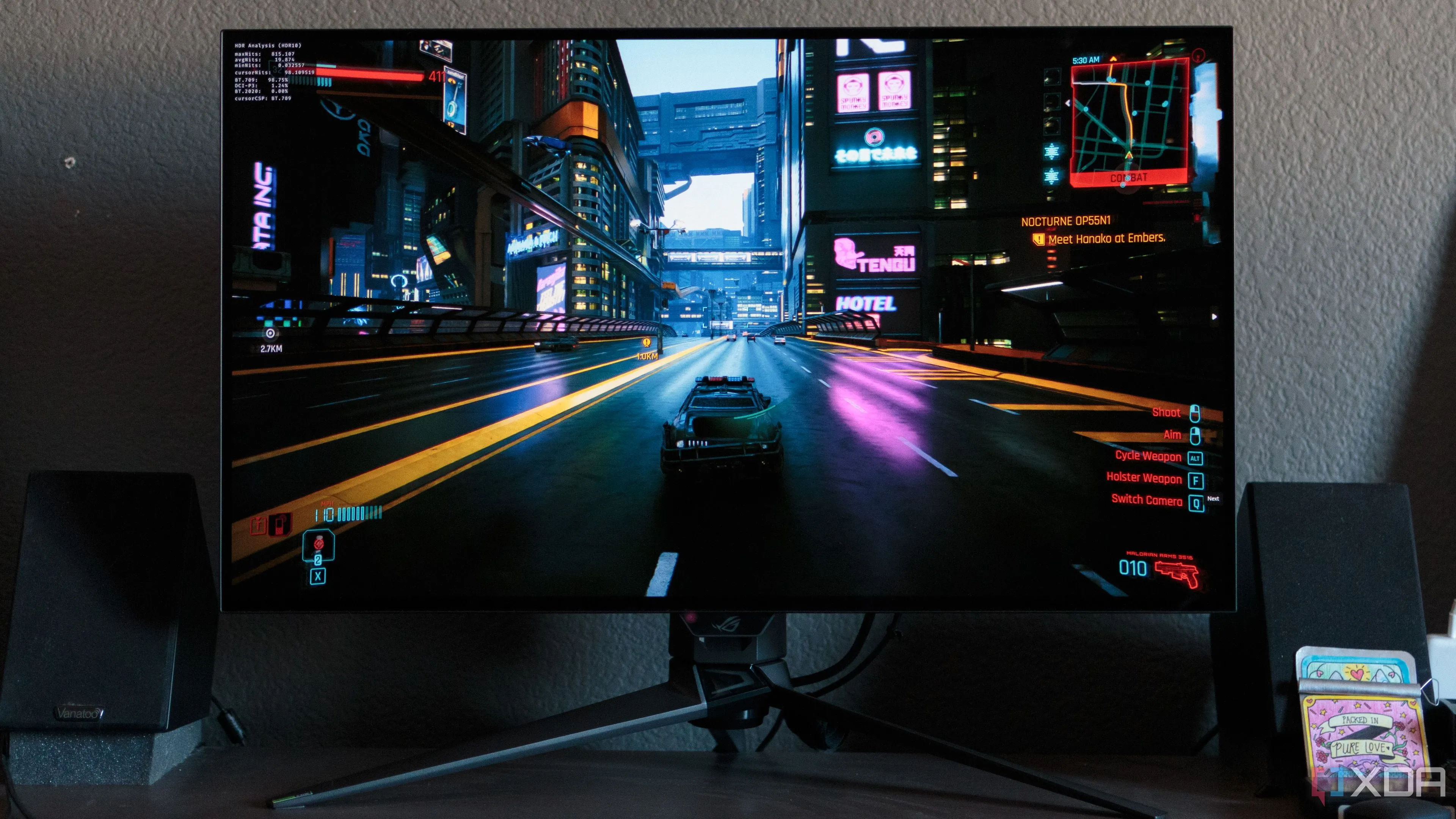 Cảnh đua game hiển thị trên màn hình ASUS ROG PG32UCDP, thể hiện độ phân giải cao và chi tiết
