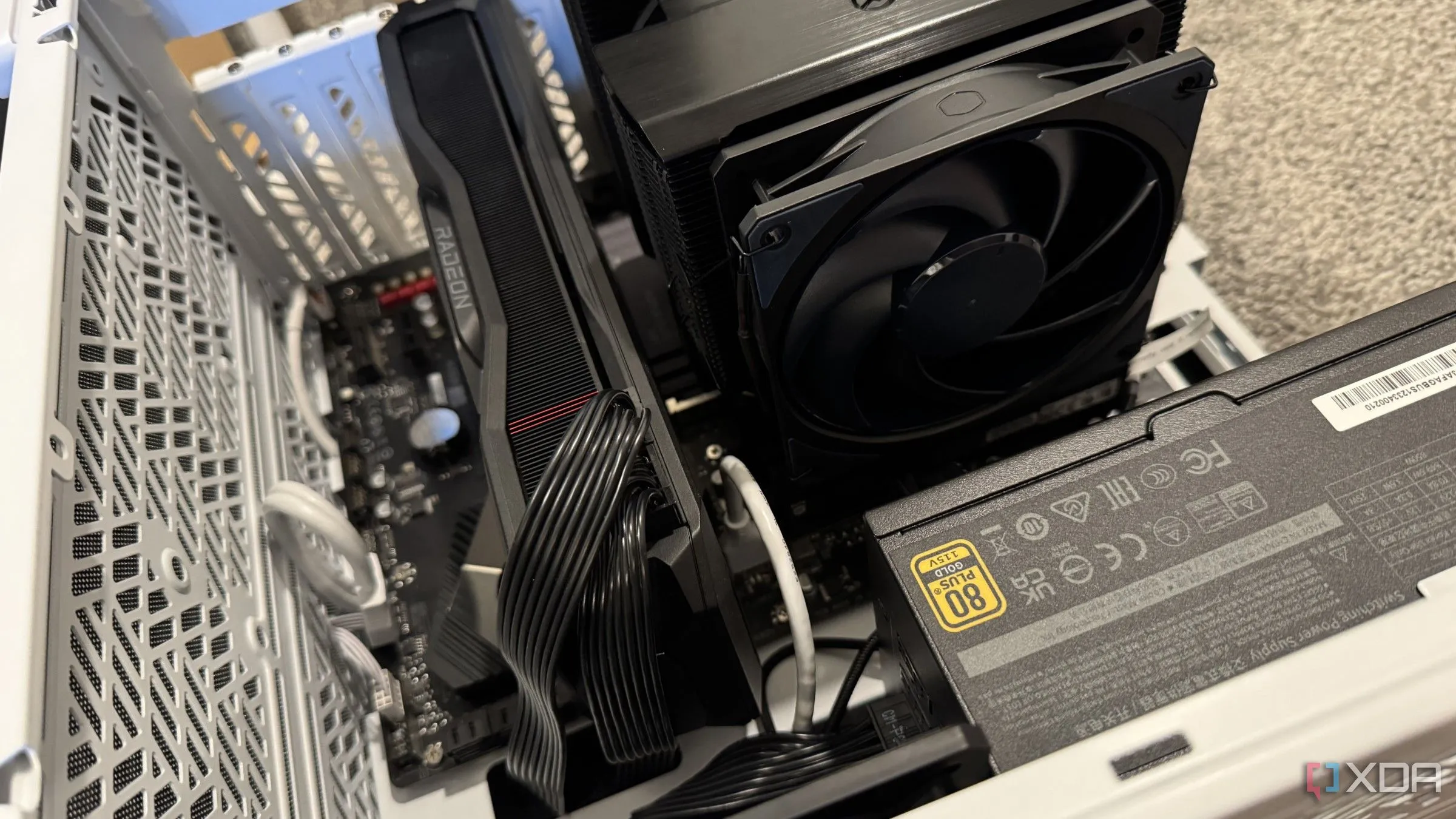 Cảnh tượng một chiếc PC đang được lắp ráp, các dây cáp đã được cài đặt gọn gàng
