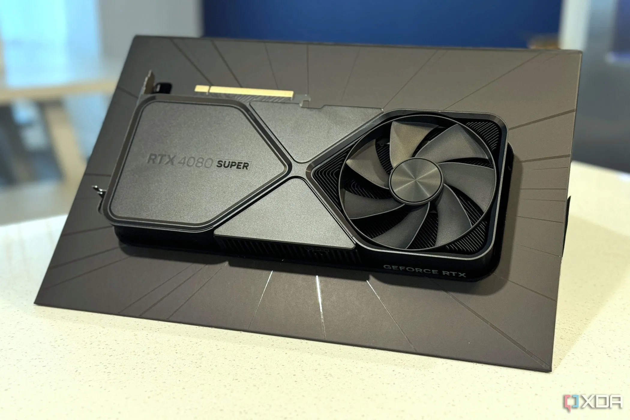 Card đồ họa NVIDIA GeForce RTX 4080 SUPER Founders Edition trong hộp.