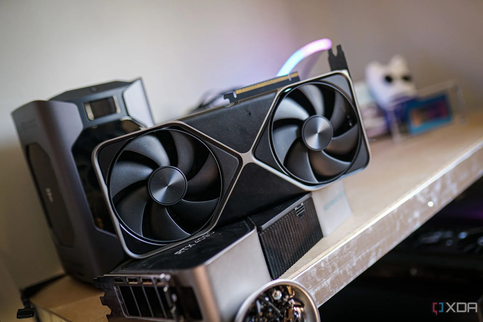 Card đồ họa Nvidia GeForce RTX 5090 trên kệ, tượng trưng cho tình trạng khan hiếm và giá cả leo thang trên thị trường linh kiện PC.