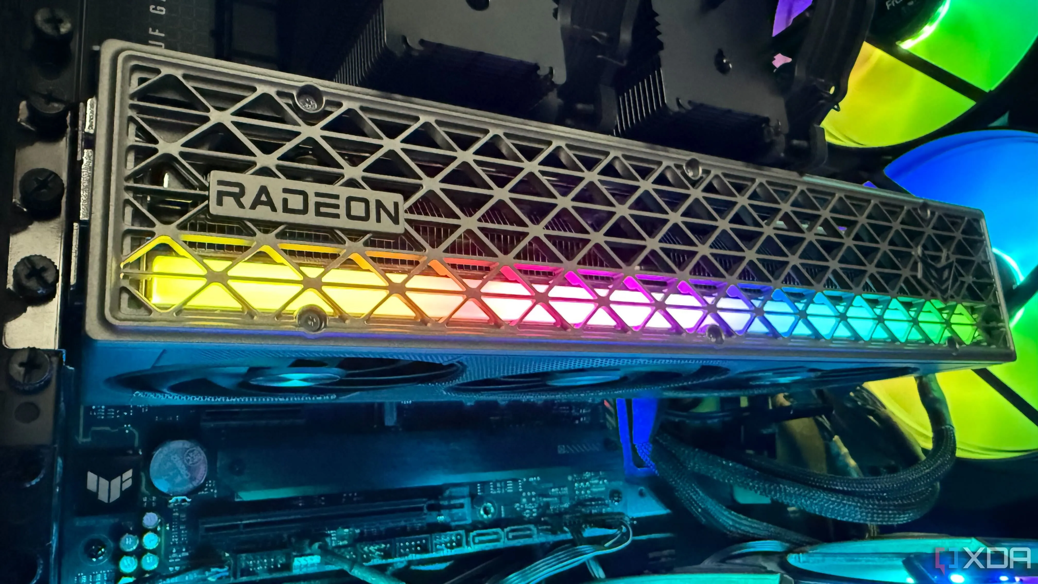 Card đồ họa Radeon RX 9070 XT được lắp trong bộ PC gaming.