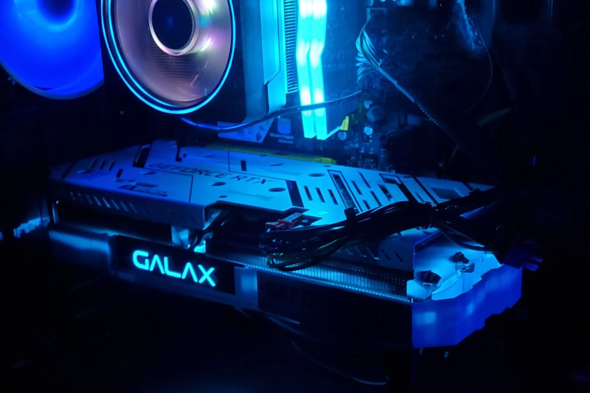 Card đồ họa RTX 3060 Ti của Galax được lắp đặt bên trong máy tính cá nhân