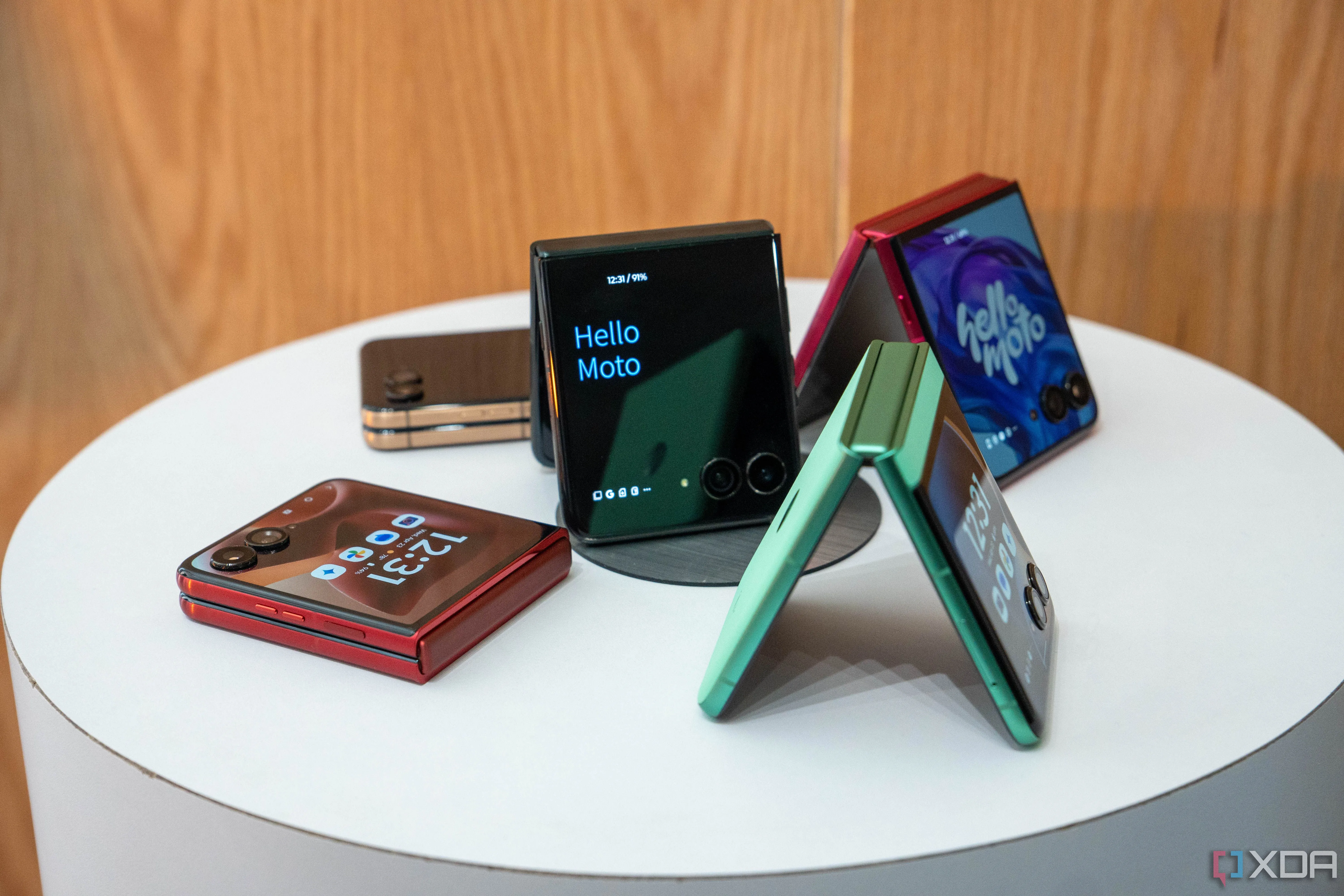 Dòng điện thoại Motorola Razr 2025 với thiết kế gập vỏ sò, một đối thủ cạnh tranh của Galaxy Z Flip 7