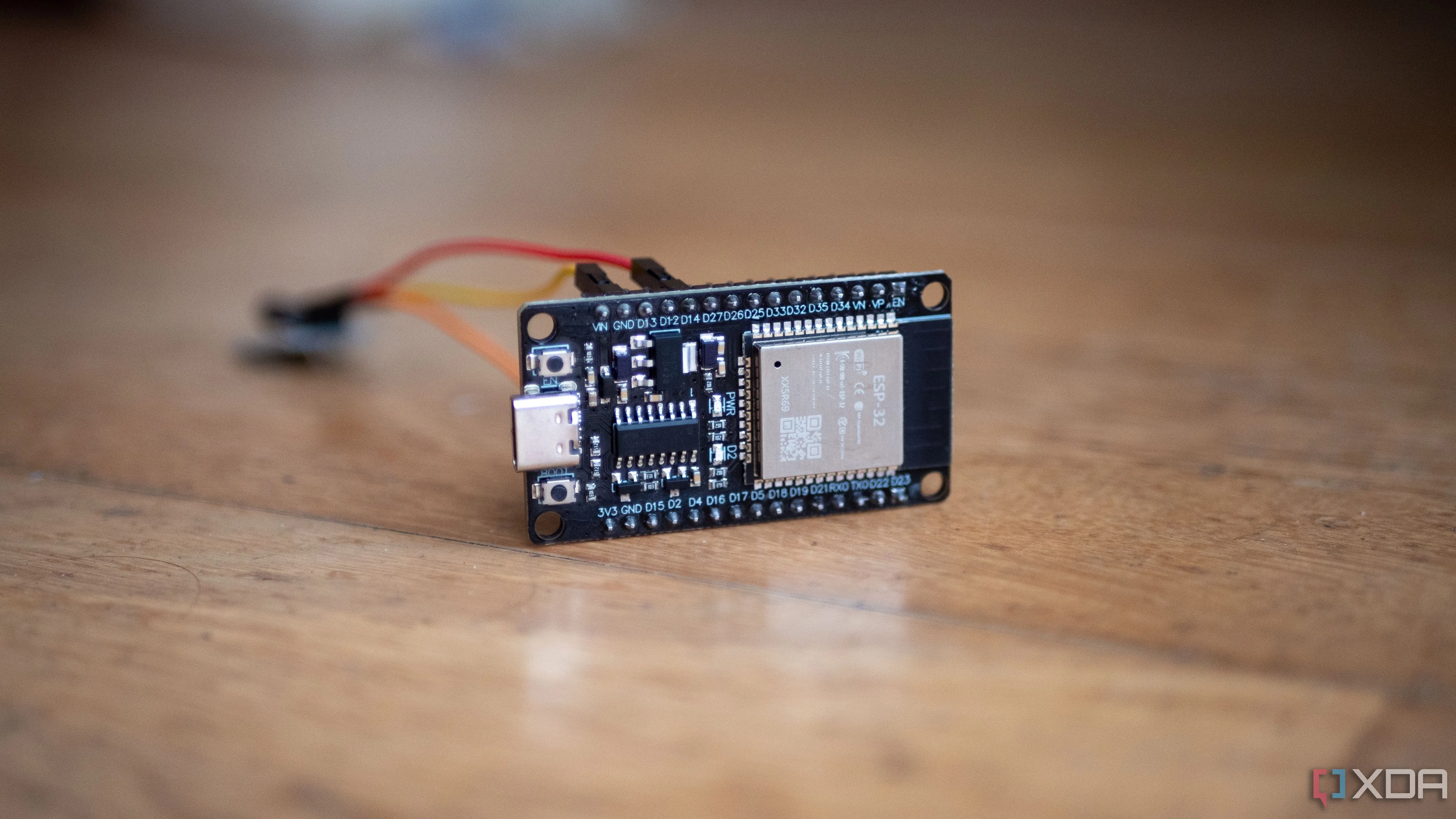 ESP32 kết nối với cảm biến rung động, minh họa khả năng mở rộng phạm vi điều khiển Bluetooth Proxy