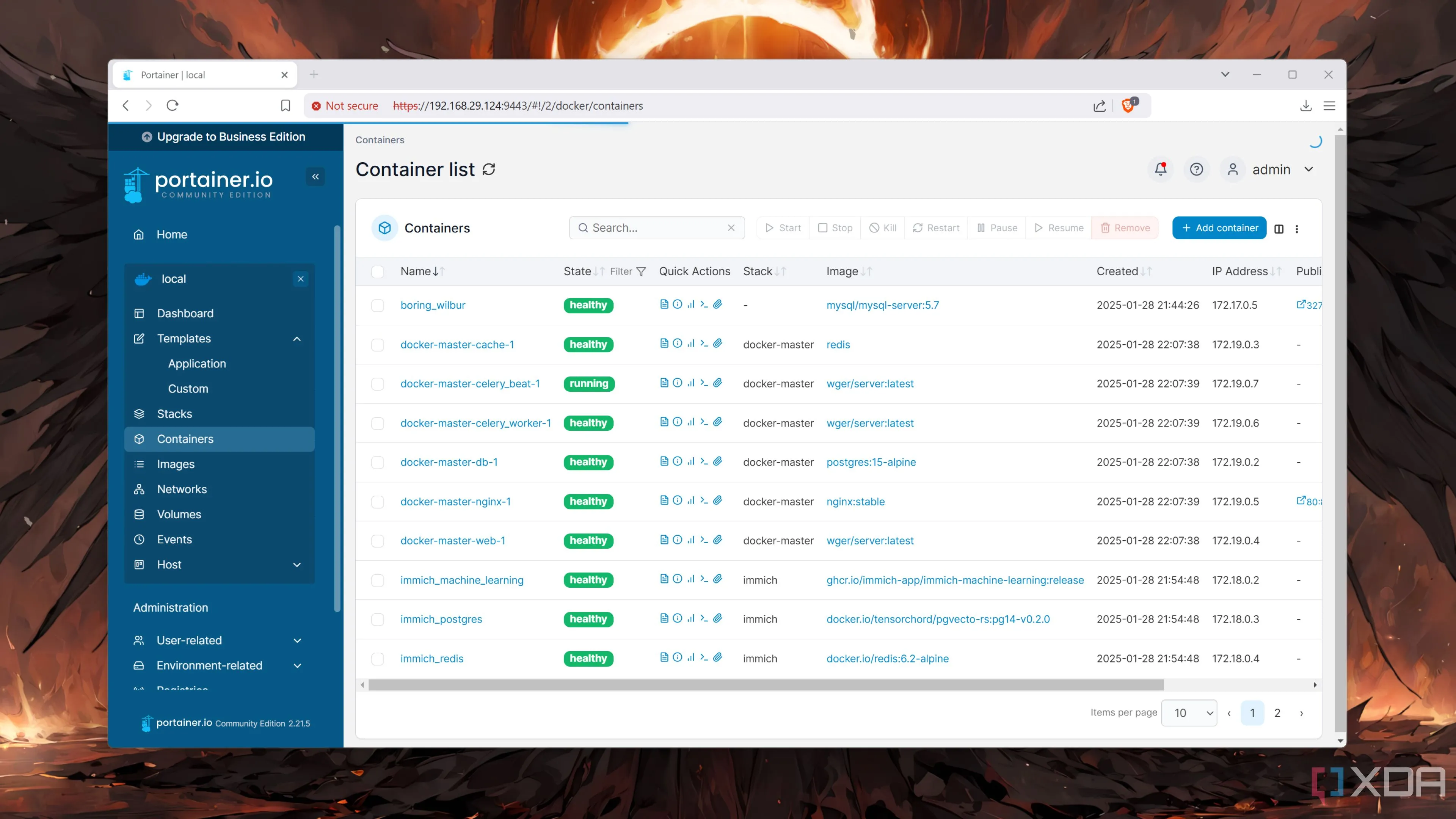 Giao diện Portainer hiển thị các container Docker đang chạy để quản lý dịch vụ tự host