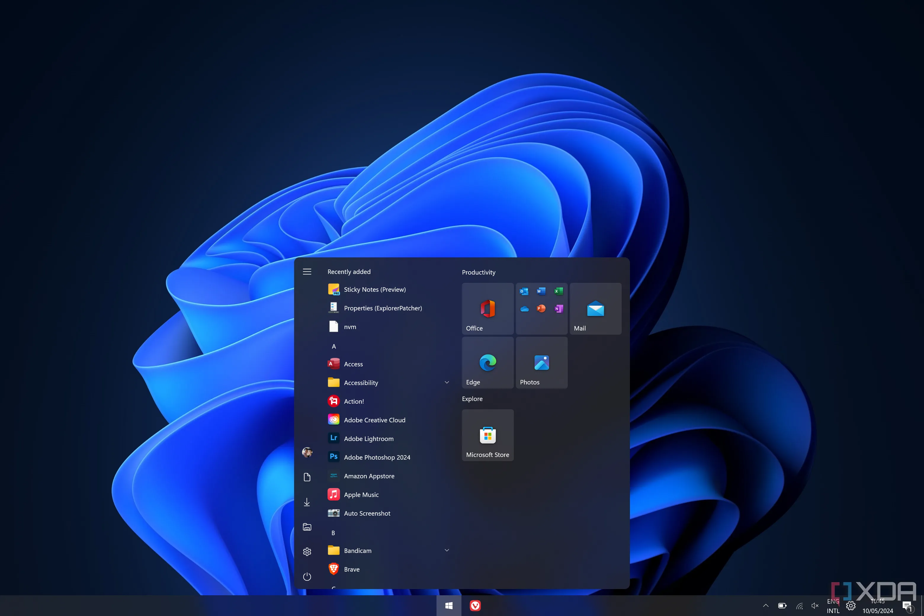 Giao diện Windows 11 với thanh Taskbar và Start menu phong cách Windows 10 nhờ ExplorerPatcher