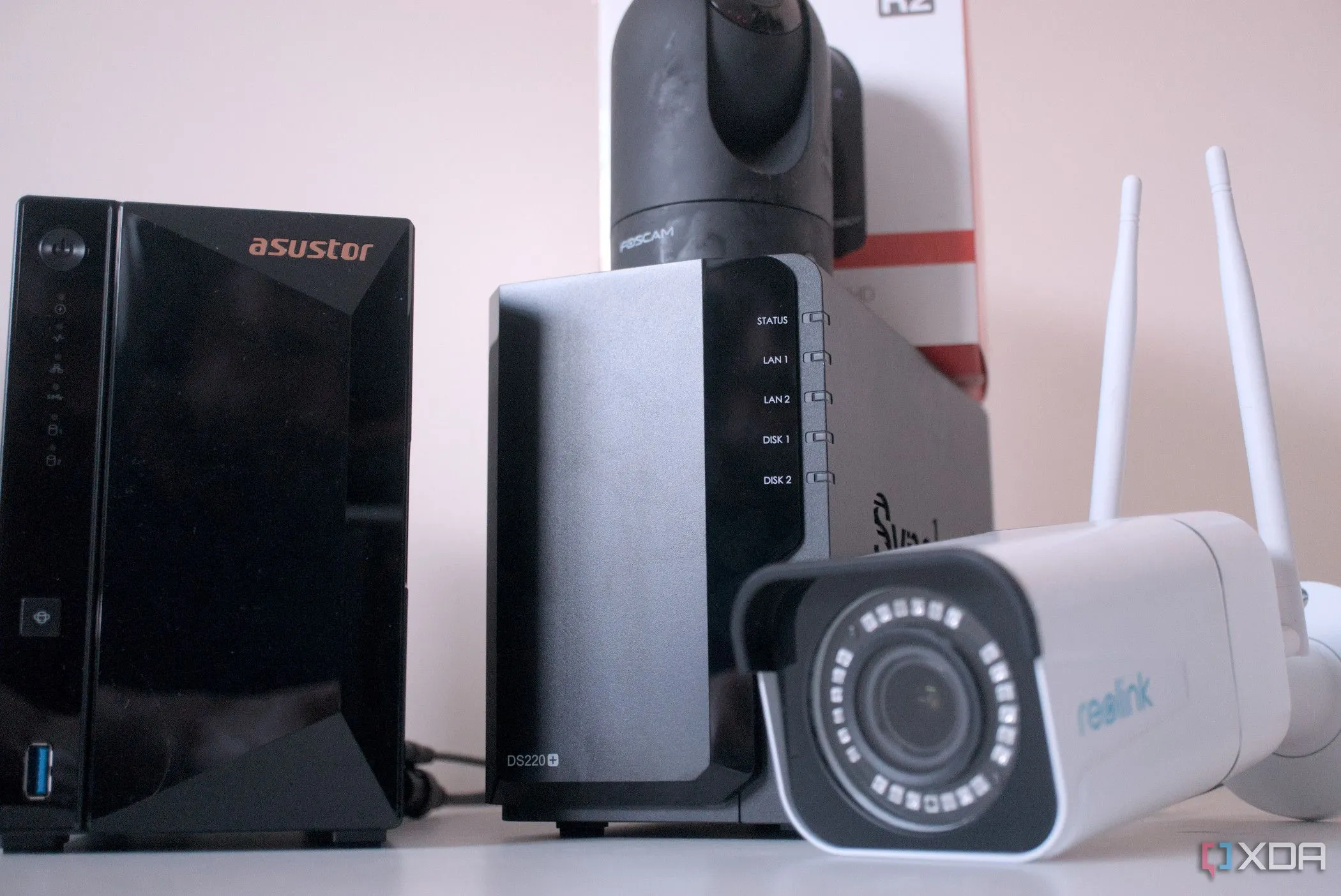 Hệ thống camera giám sát kết nối với NAS, hiển thị khả năng quản lý an ninh gia đình từ xa qua NAS.