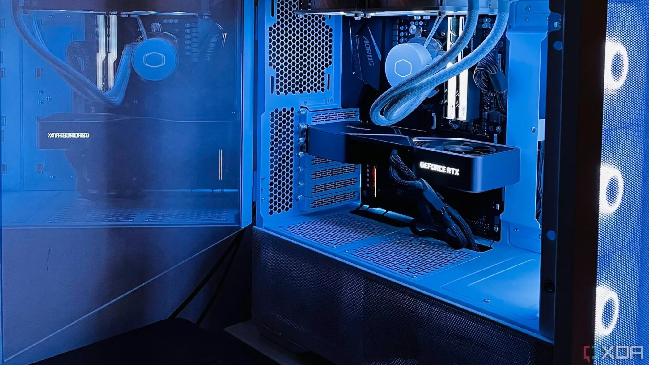 Hệ thống PC chơi game cấu hình cao với card RTX 3080 và CPU Ryzen 7 5700X sử dụng tản nhiệt AIO