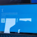 Hình ảnh laptop hiển thị lỗi màn hình xanh chết chóc (BSOD) trên Windows 11