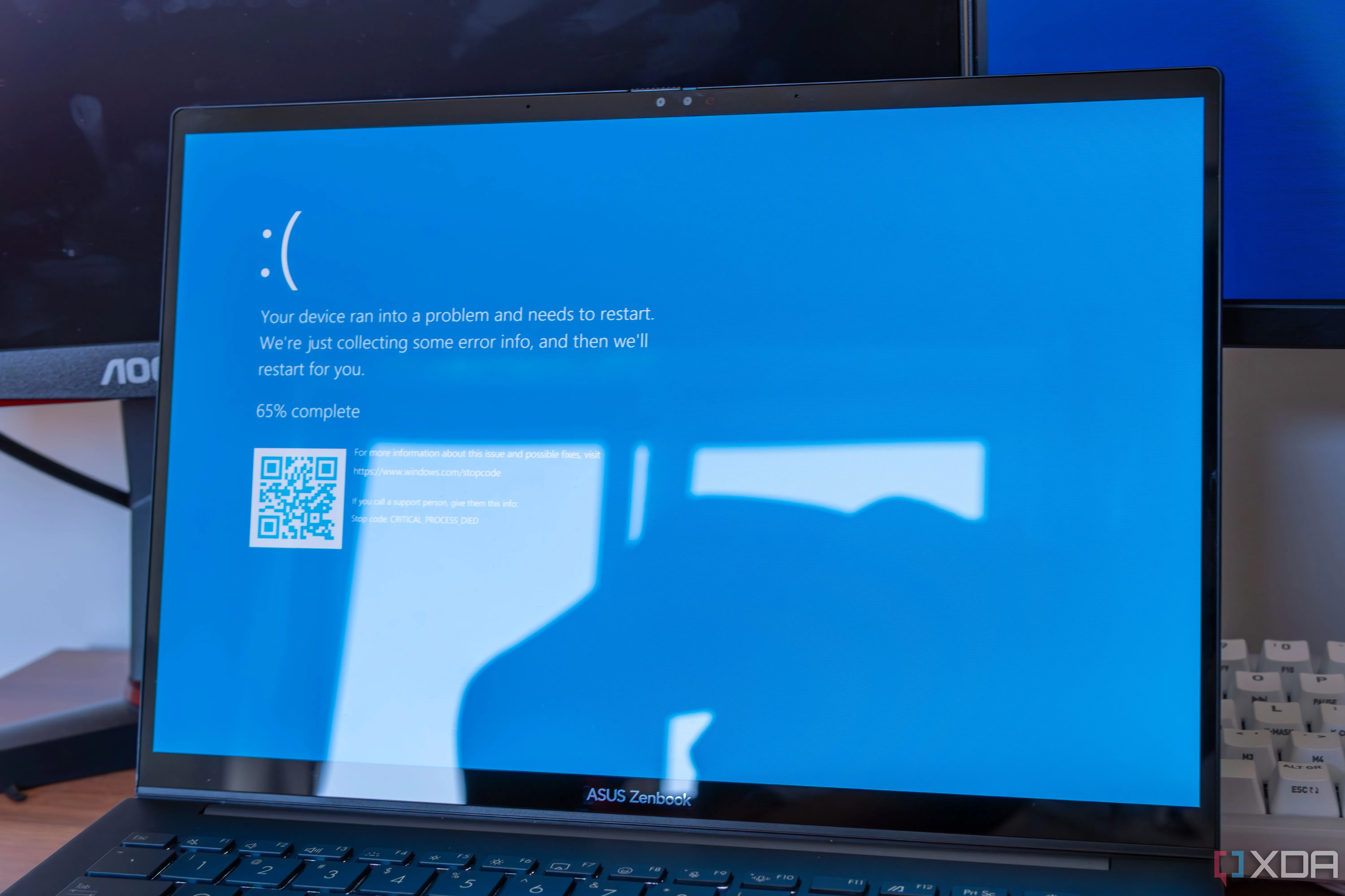 Hình ảnh laptop hiển thị lỗi màn hình xanh chết chóc (BSOD) trên Windows 11