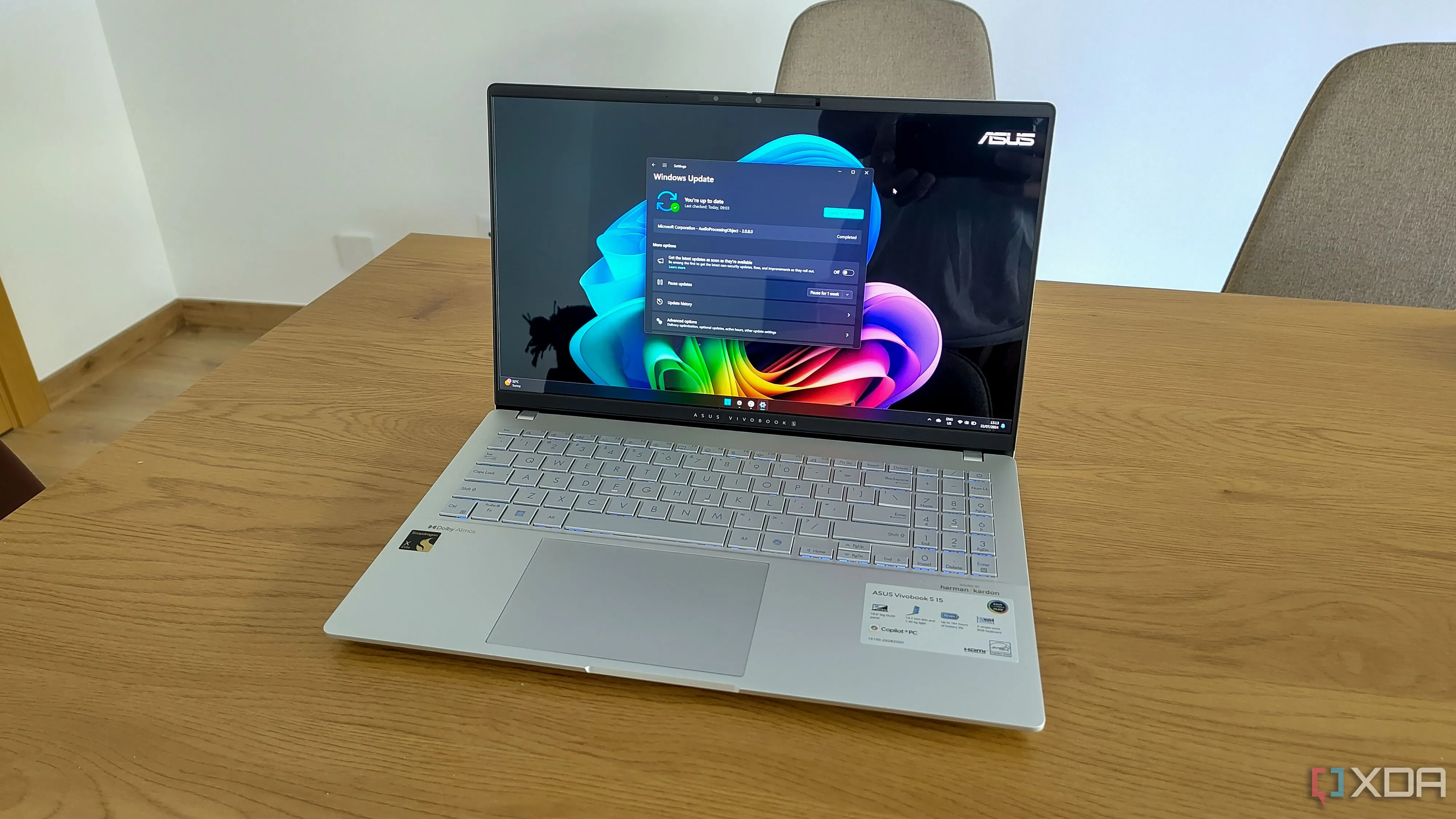 Hình ảnh laptop Windows 11 hiển thị thông báo Windows Update đã hoàn tất, minh họa quá trình cập nhật diễn ra suôn sẻ.