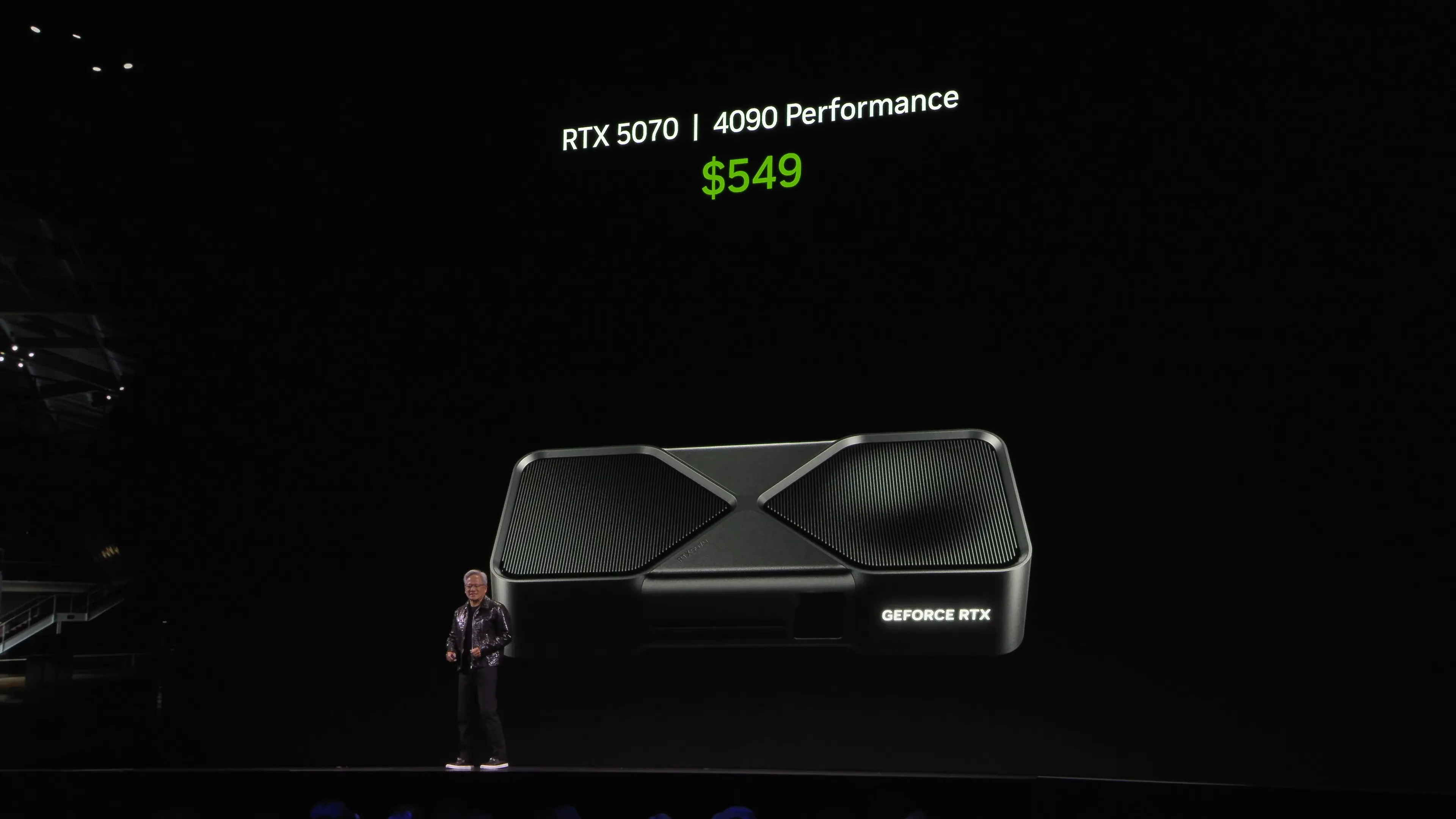 Hình ảnh một tuyên bố về hiệu suất GPU RTX 5070 của Jensen Huang tại CES 2025, cho thấy kỳ vọng về thế hệ card đồ họa mới
