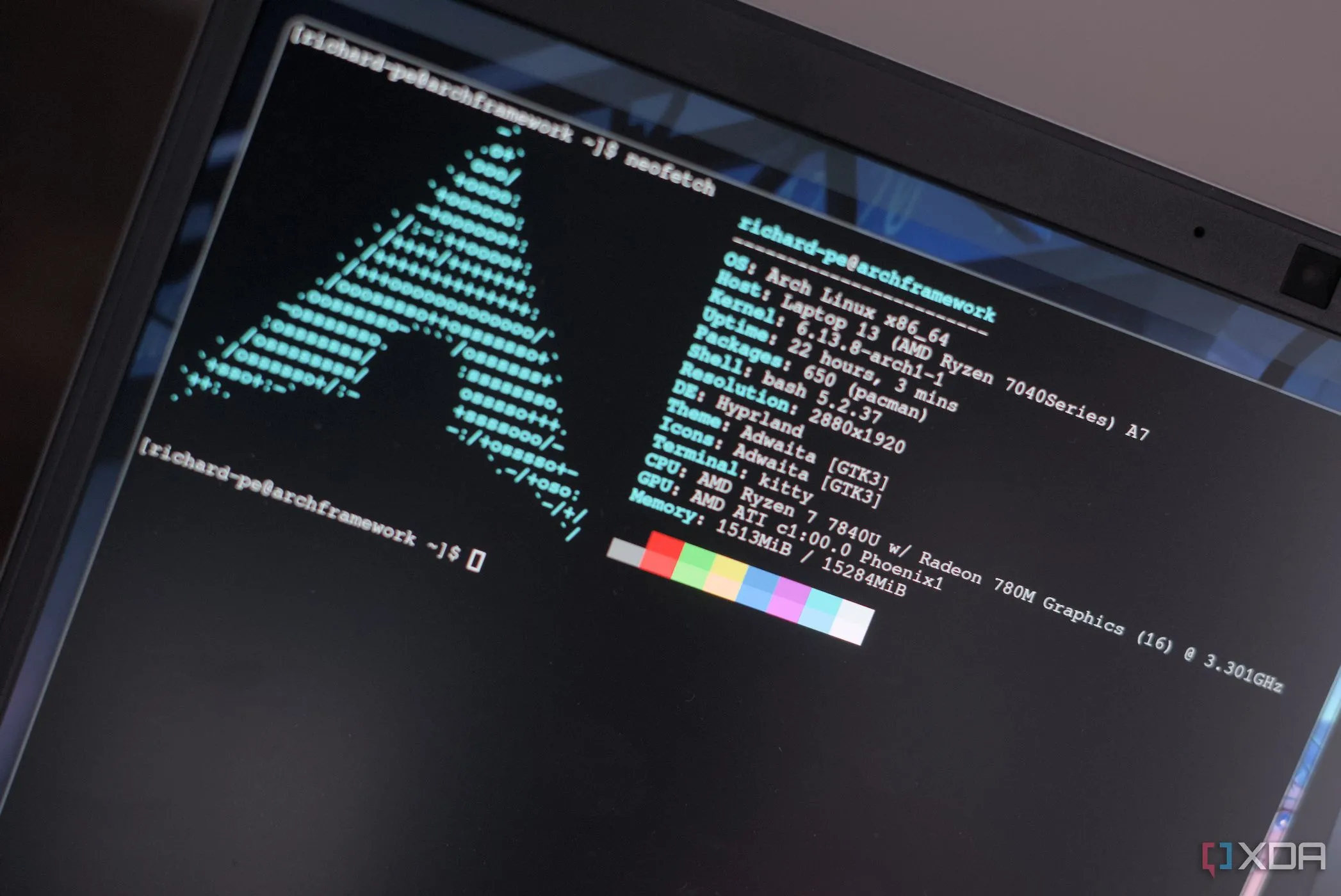 Hyprland Arch Linux hiển thị thông tin hệ thống trên laptop Framework AMD
