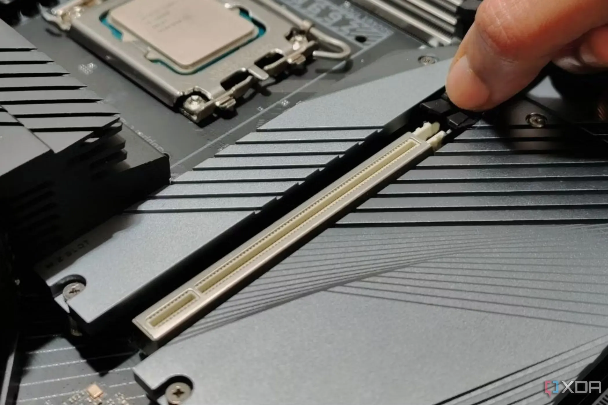 Khe cắm PCIe trên bo mạch chủ, nơi lắp đặt các ổ cứng SSD NVMe tốc độ cao, minh họa cho khả năng tương thích và nâng cấp phần cứng.
