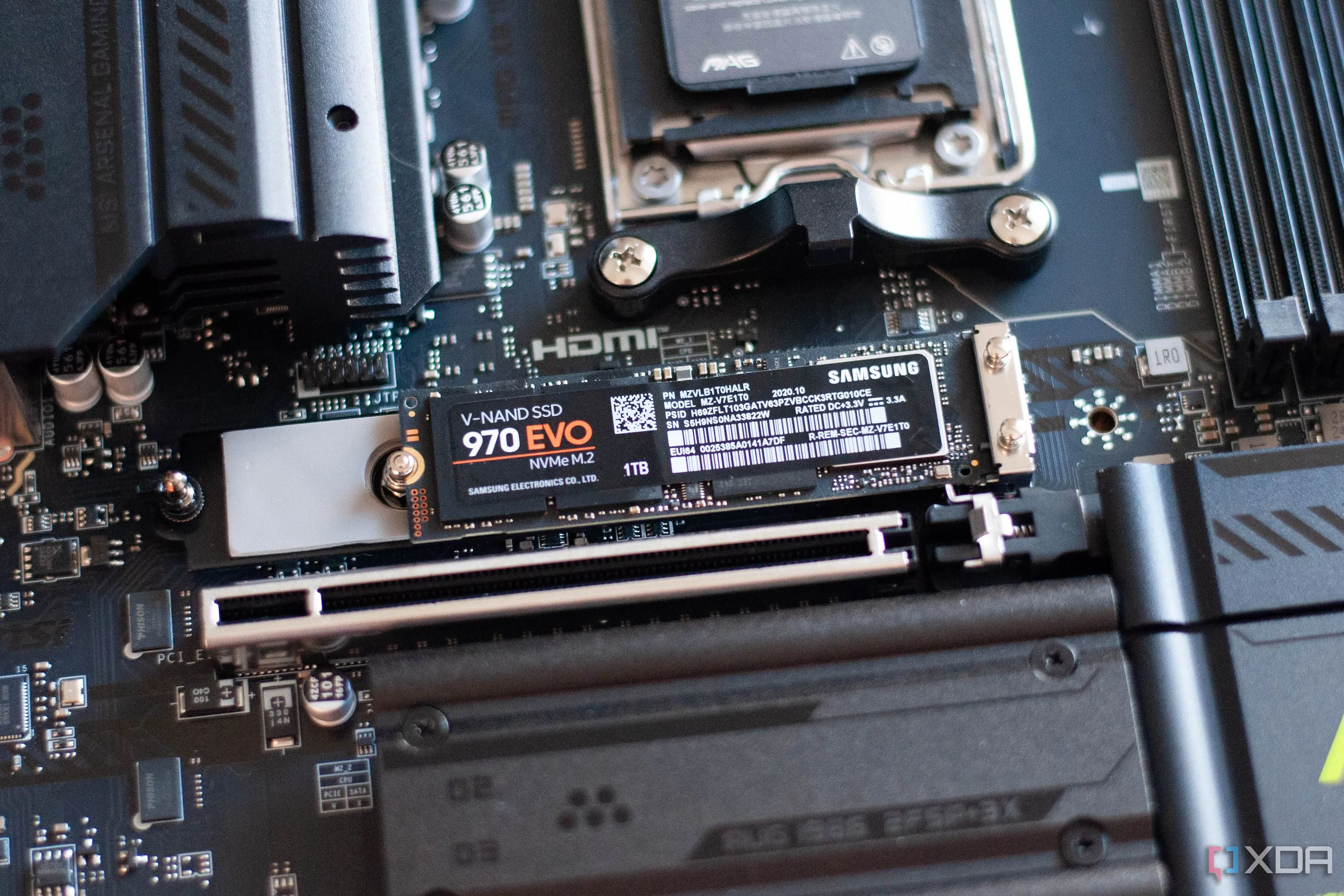 Khu vực lắp đặt ổ cứng SSD trên bo mạch chủ MSI MAG X870E Tomahawk Wifi, biểu thị vị trí phần cứng cần firmware tối ưu.