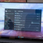 Laptop chạy Windows 11 hiển thị cài đặt trình duyệt Microsoft Edge, minh họa cho việc người dùng có thể gỡ cài đặt hoặc quản lý trình duyệt này.