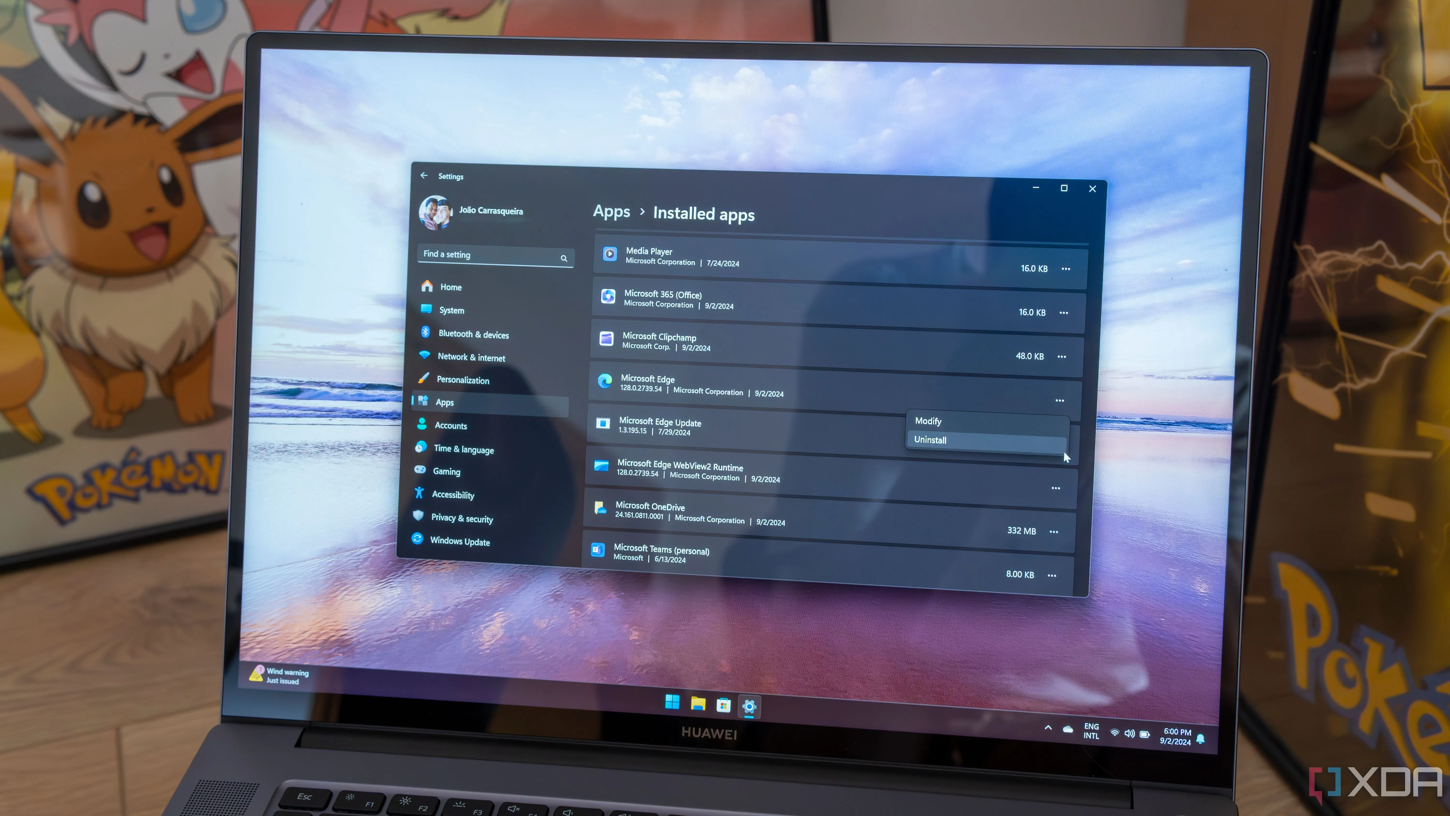 Laptop chạy Windows 11 hiển thị cài đặt trình duyệt Microsoft Edge, minh họa cho việc người dùng có thể gỡ cài đặt hoặc quản lý trình duyệt này.