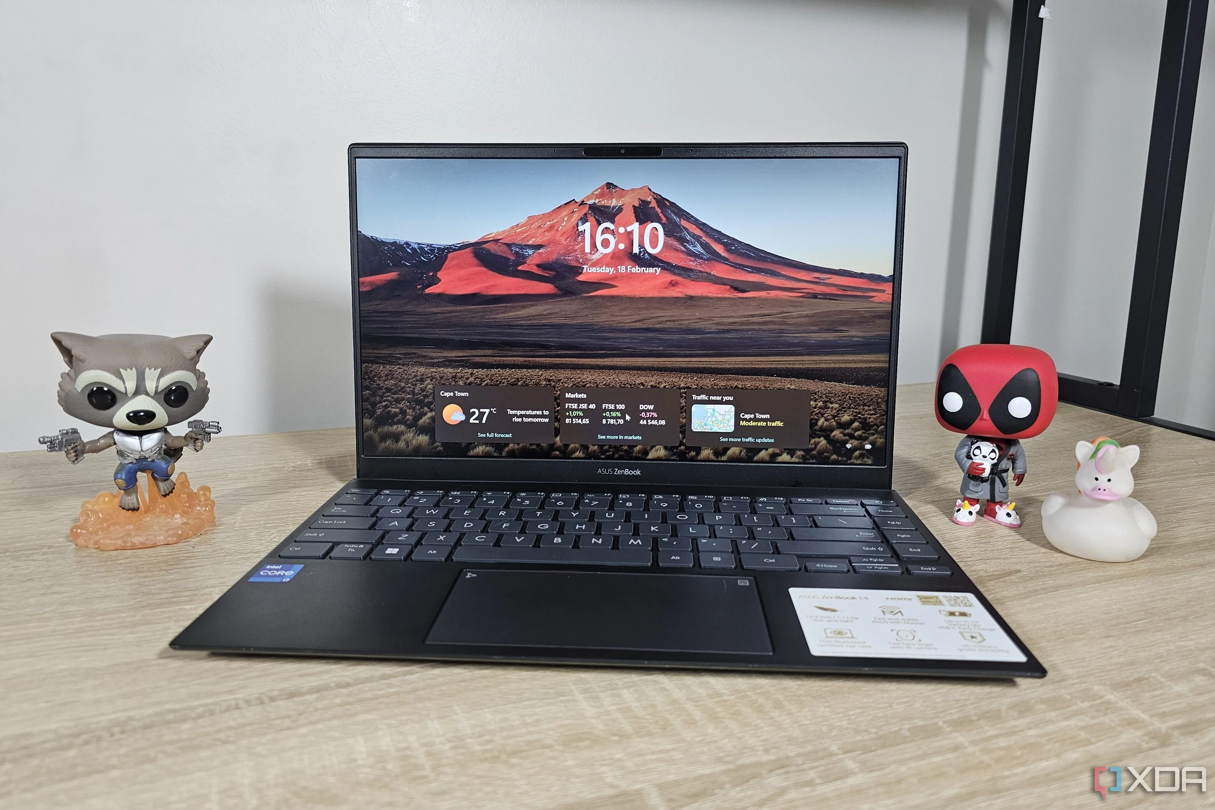 Laptop chạy Windows 11 hiển thị giao diện người dùng và trung tâm thông báo