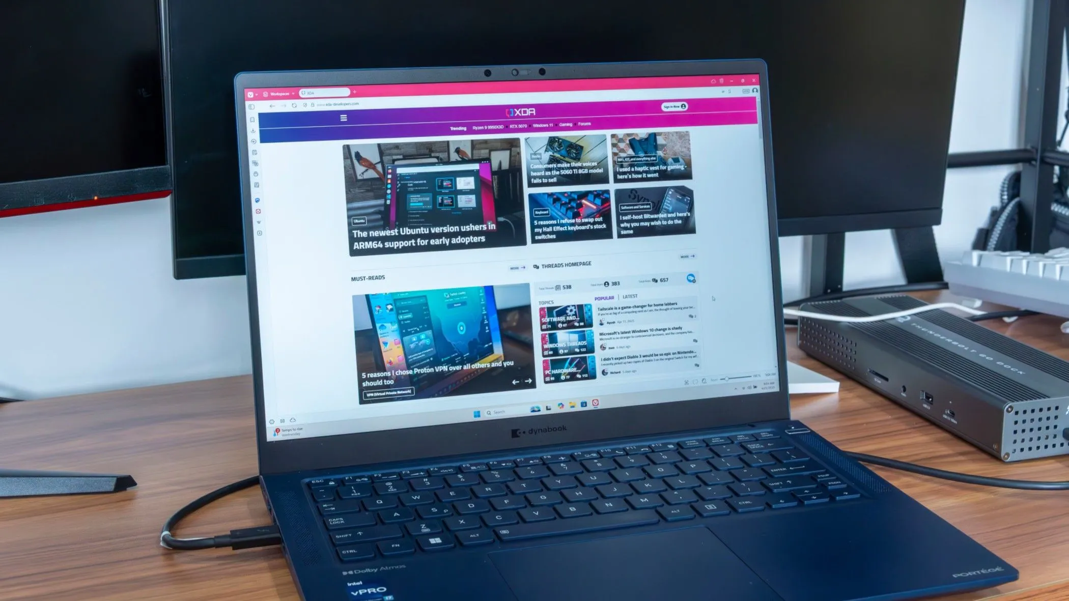 Laptop chạy Windows 11 trên bàn làm việc