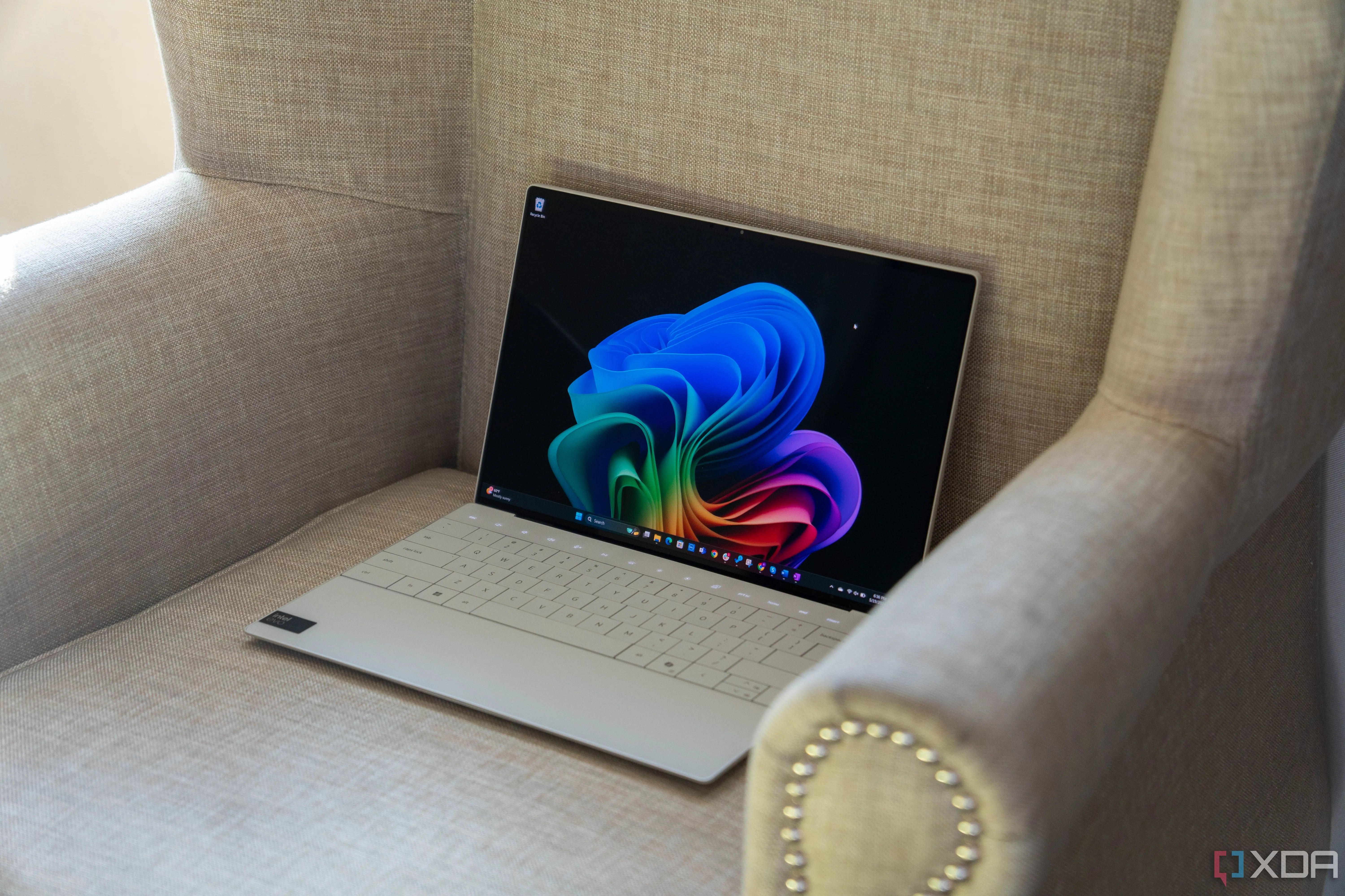 Laptop Dell XPS 13-1 minh họa thiết bị Copilot+ PC