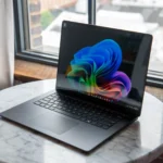 Laptop Surface 7 đang hiển thị giao diện Windows với biểu tượng quen thuộc