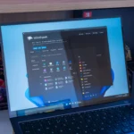 Laptop Windows 11 chạy Windhawk với thanh tác vụ và menu Start đã tùy biến