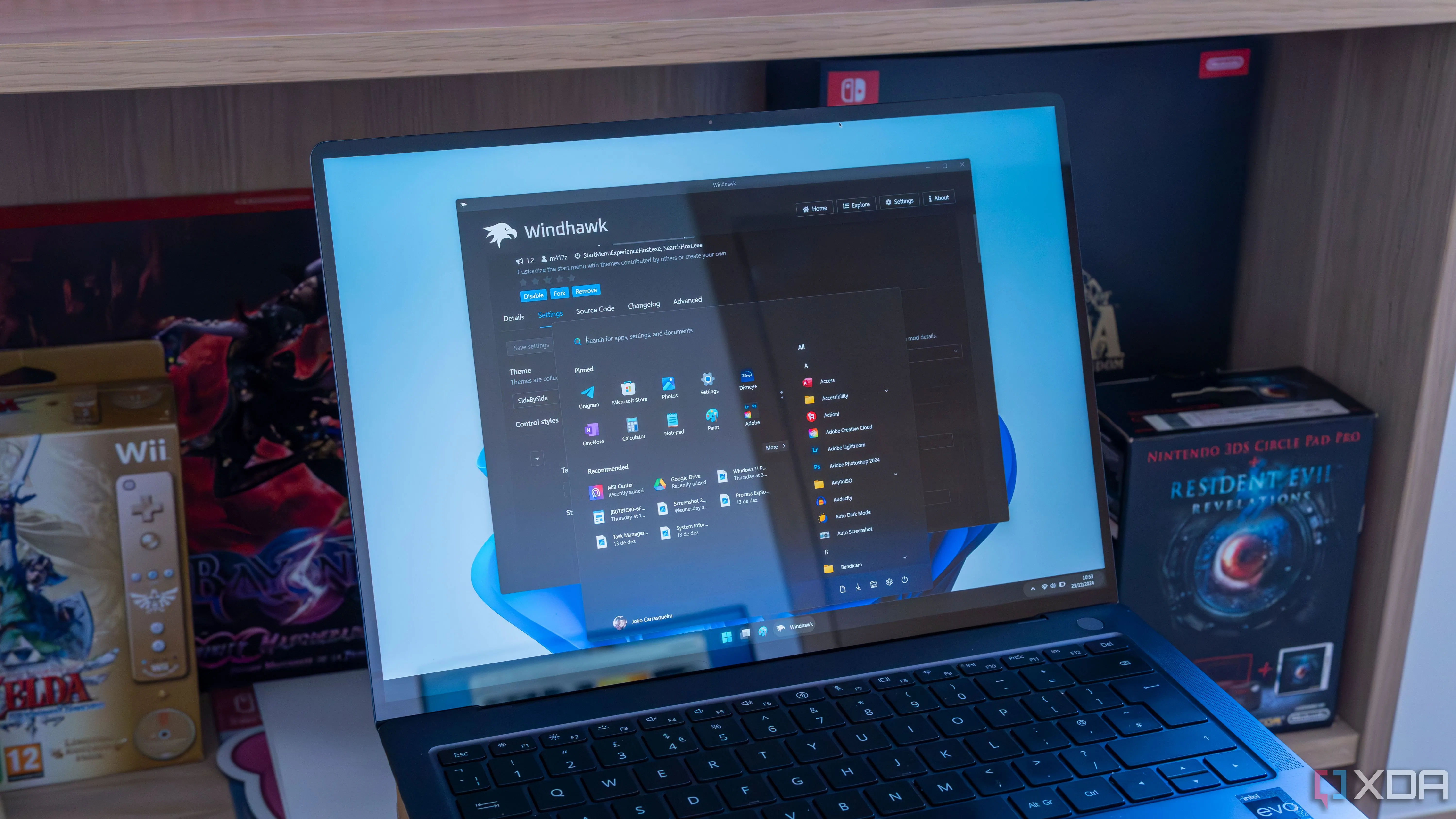 Laptop Windows 11 chạy Windhawk với thanh tác vụ và menu Start đã tùy biến