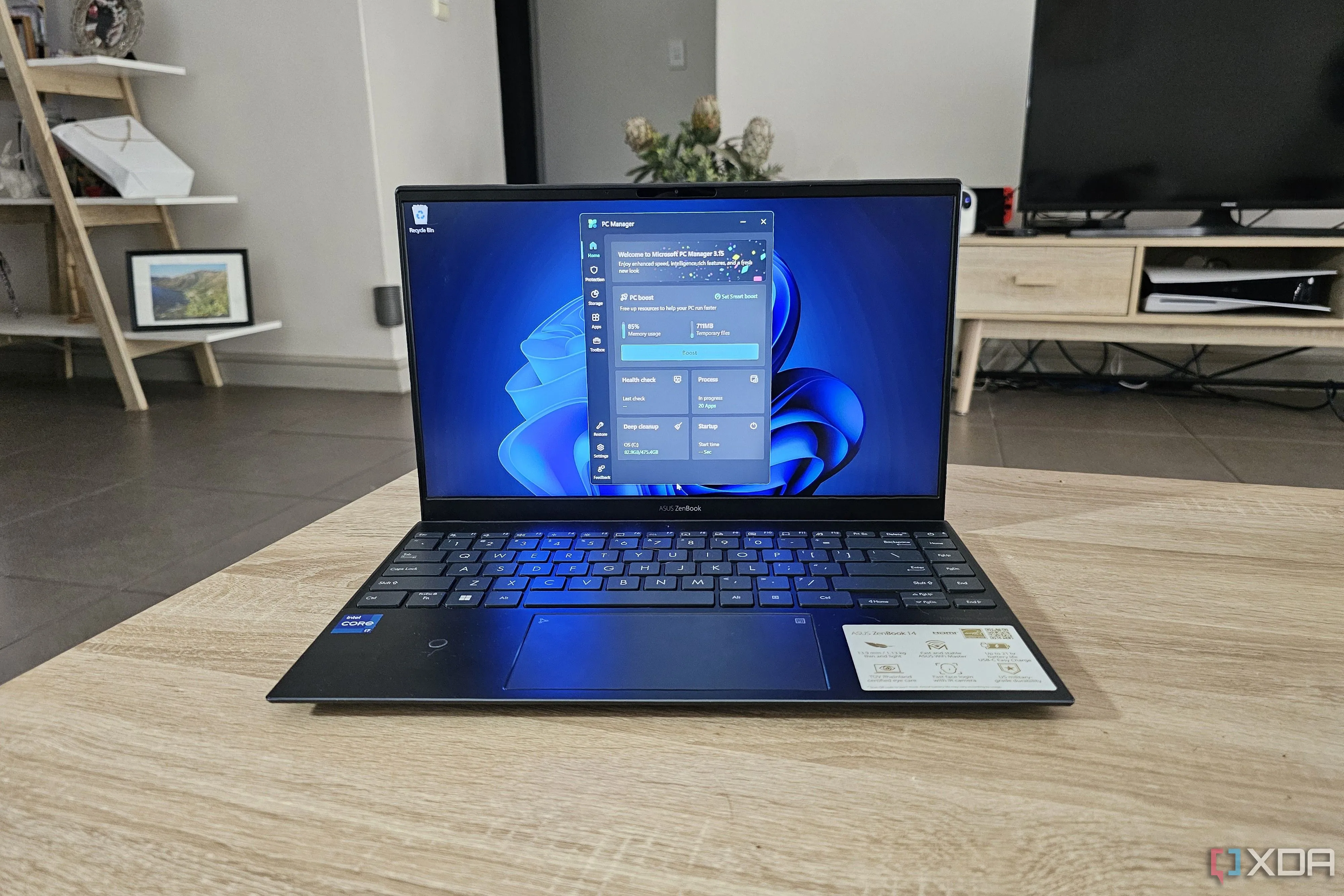 Laptop Windows 11 đang chạy ứng dụng Microsoft PC Manager