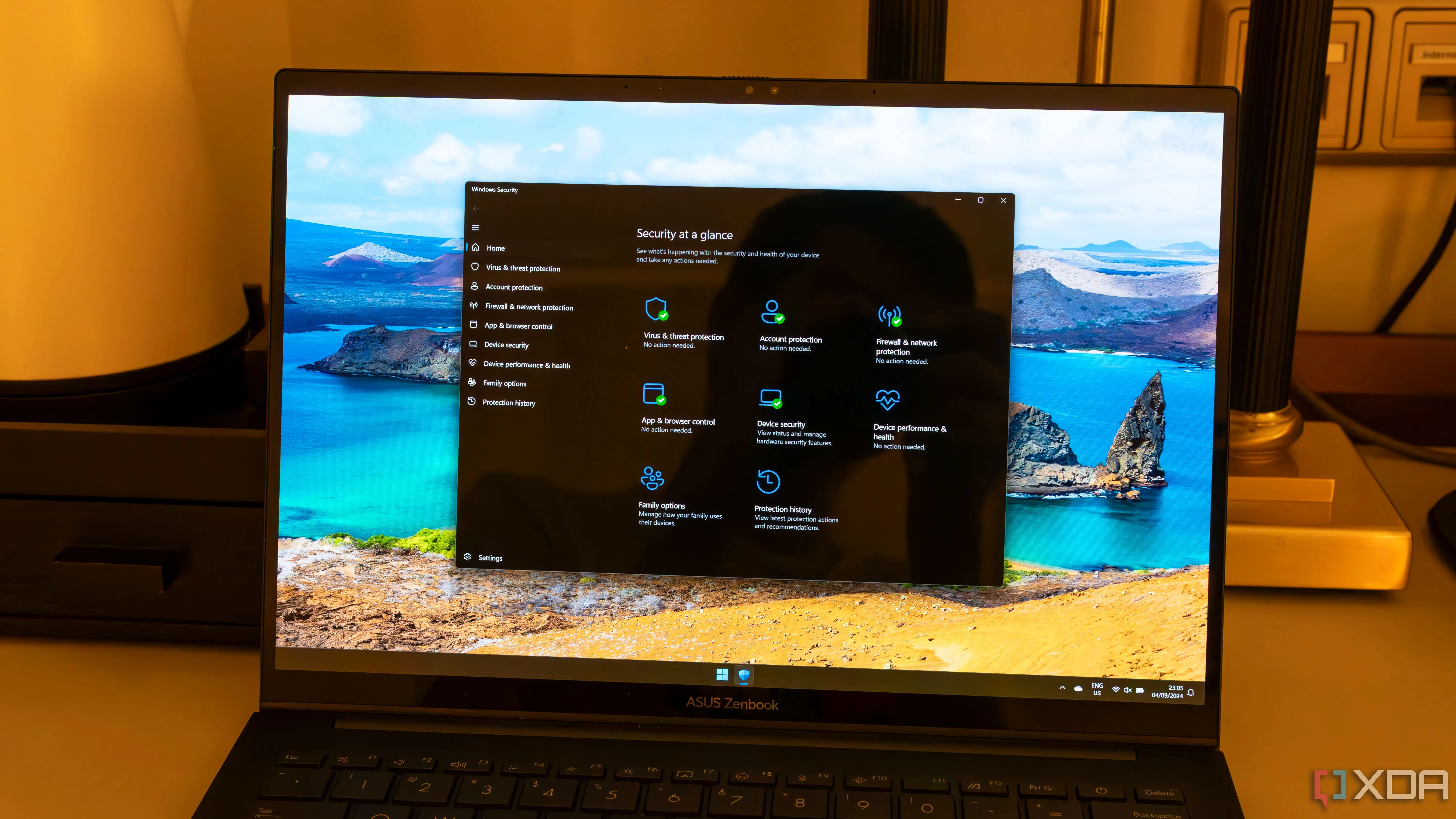 Laptop Windows 11 đang chạy ứng dụng Windows Security