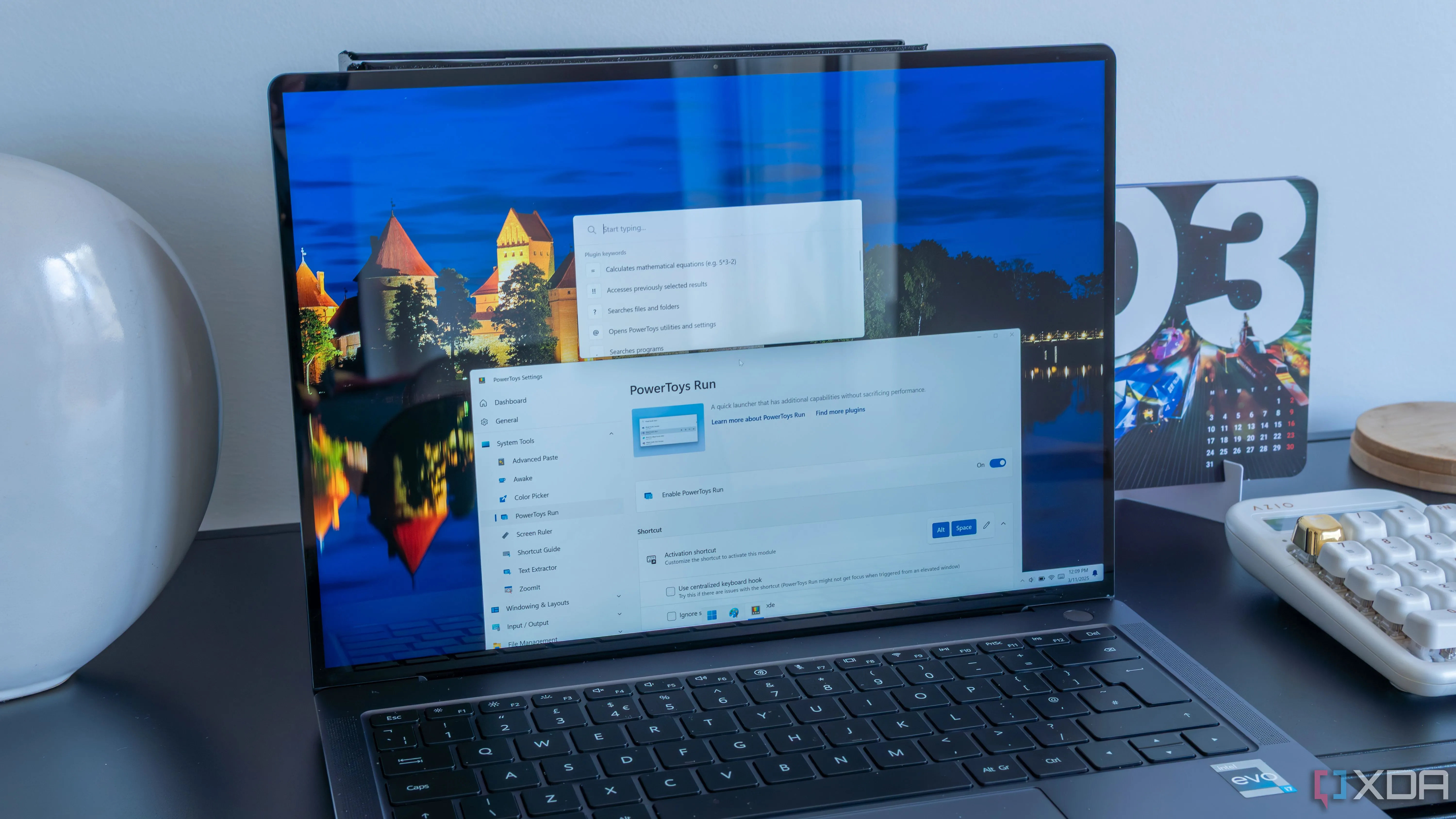 Laptop Windows 11 hiển thị giao diện PowerToys Run